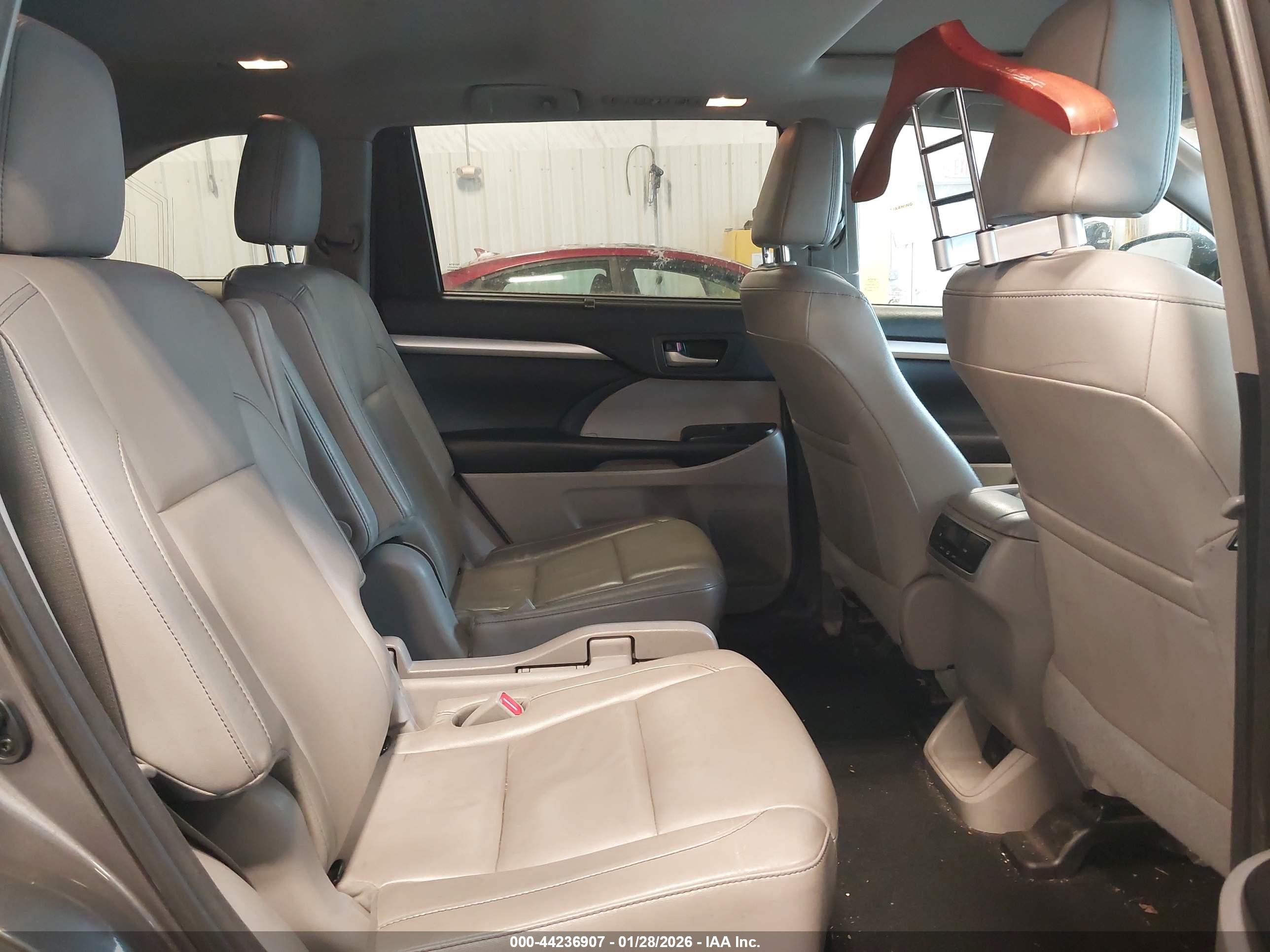TOYOTA HIGHLANDER image 8