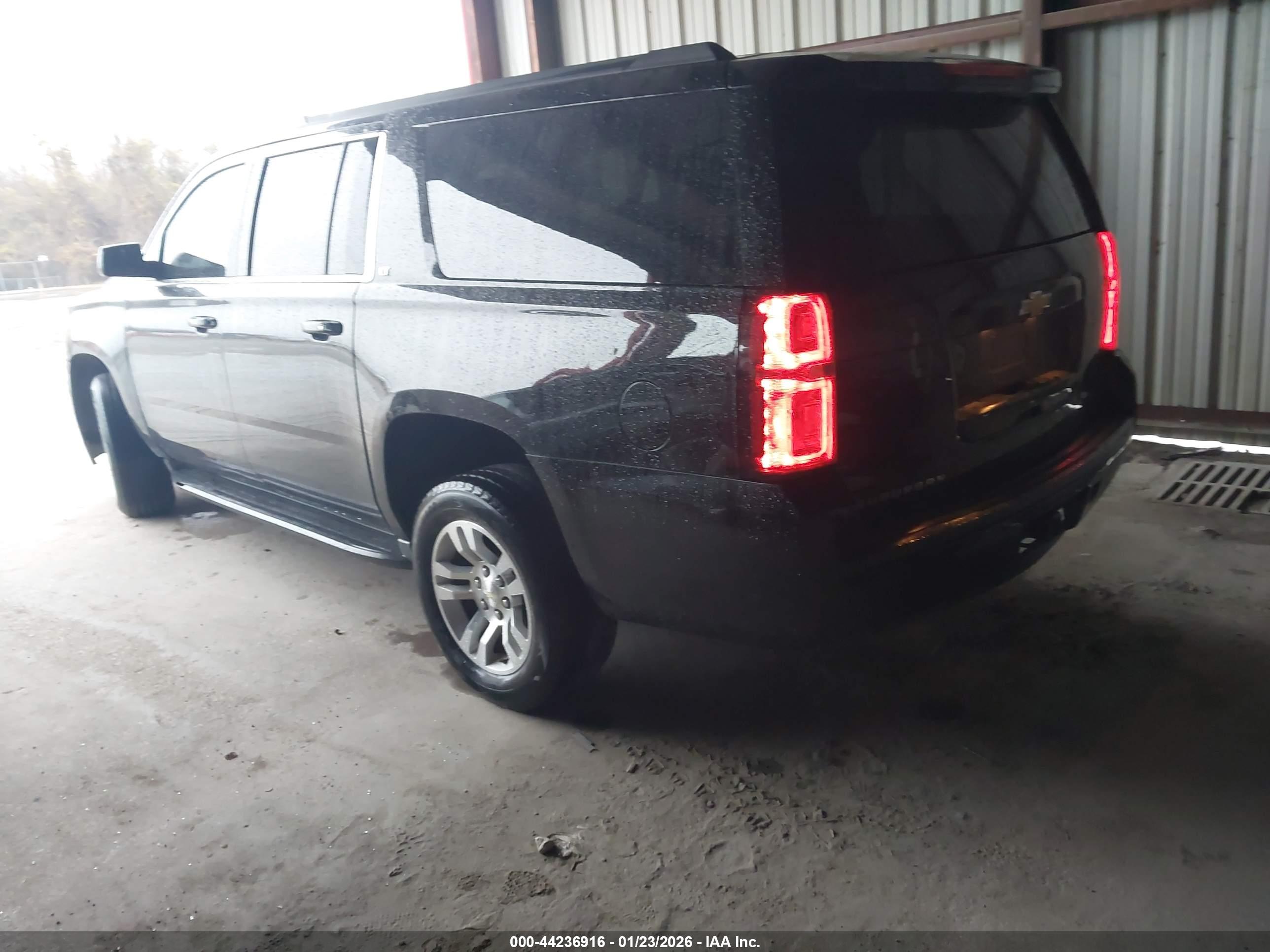CHEVROLET SUBURBAN image 3