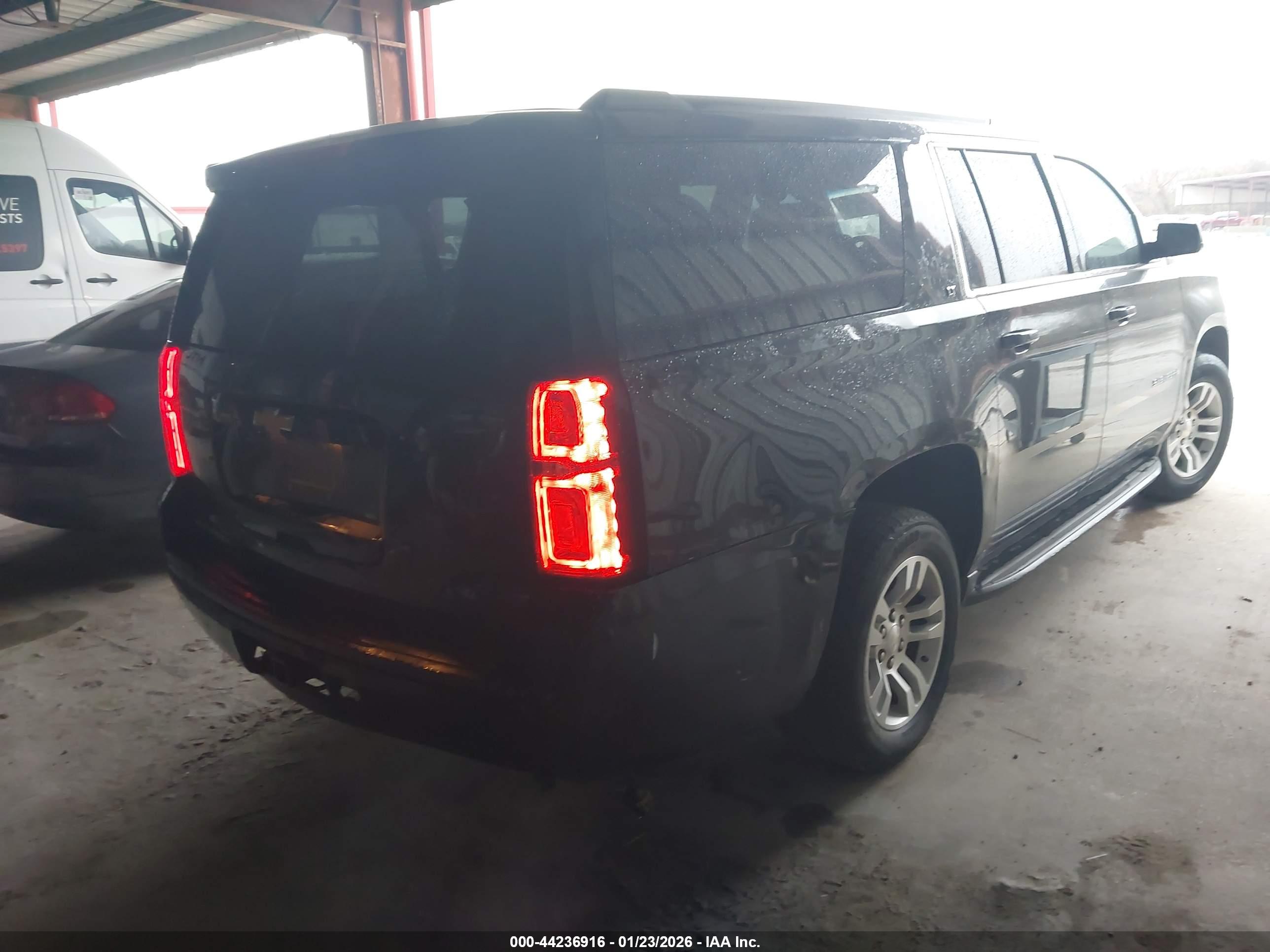 CHEVROLET SUBURBAN image 4