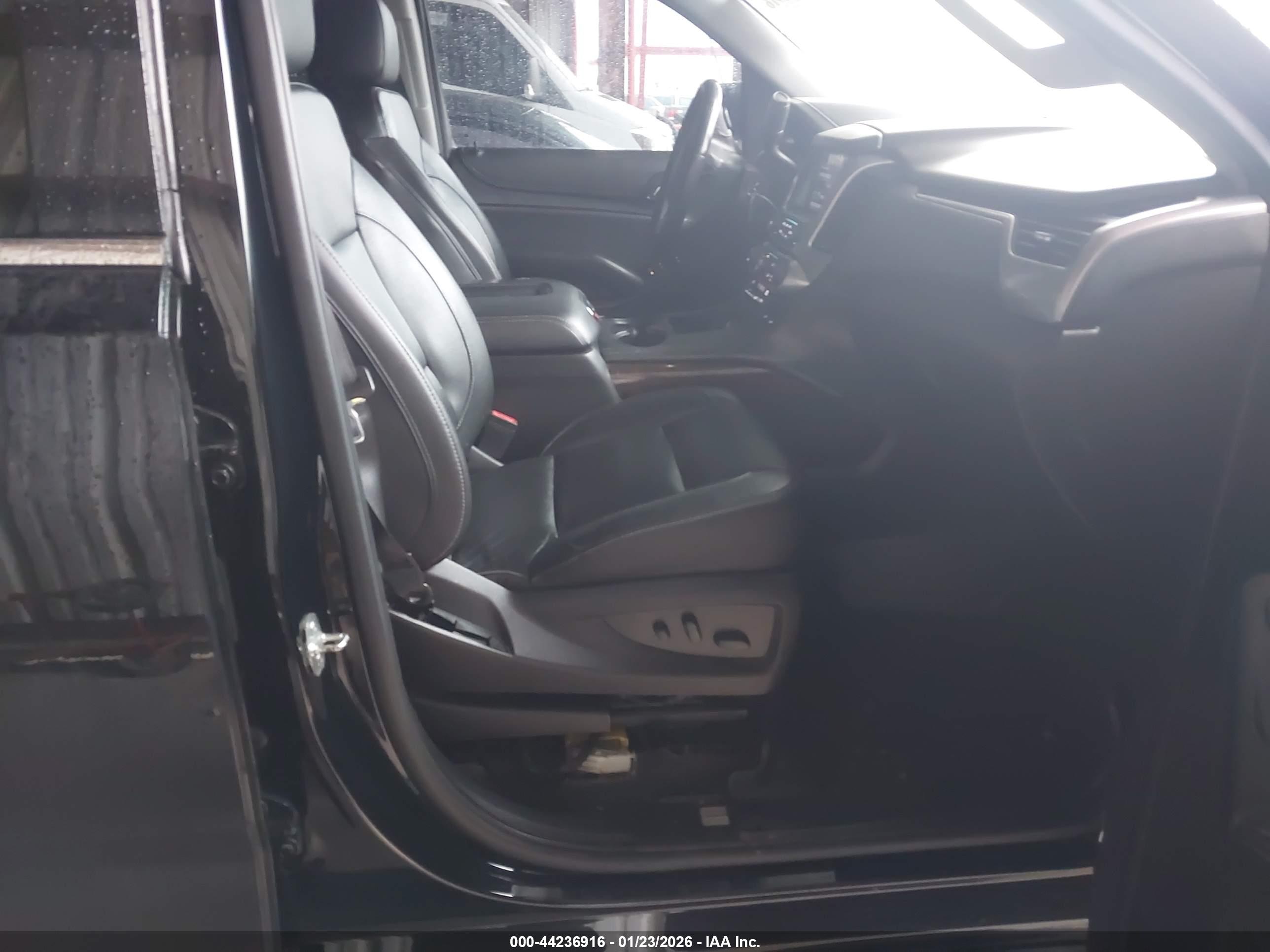 CHEVROLET SUBURBAN image 5