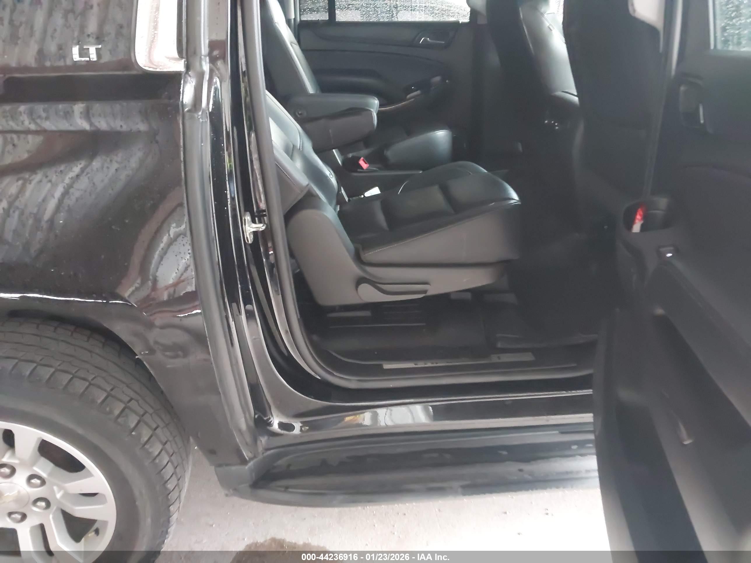 CHEVROLET SUBURBAN image 8