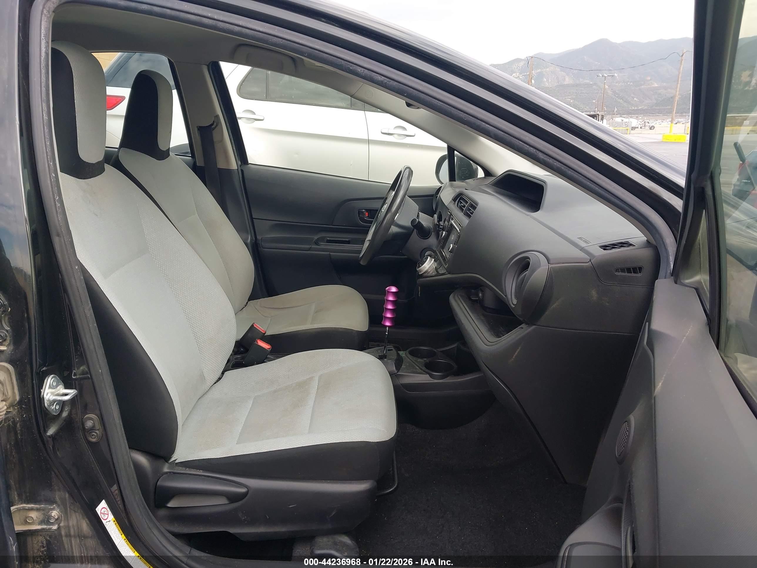TOYOTA PRIUS image 5