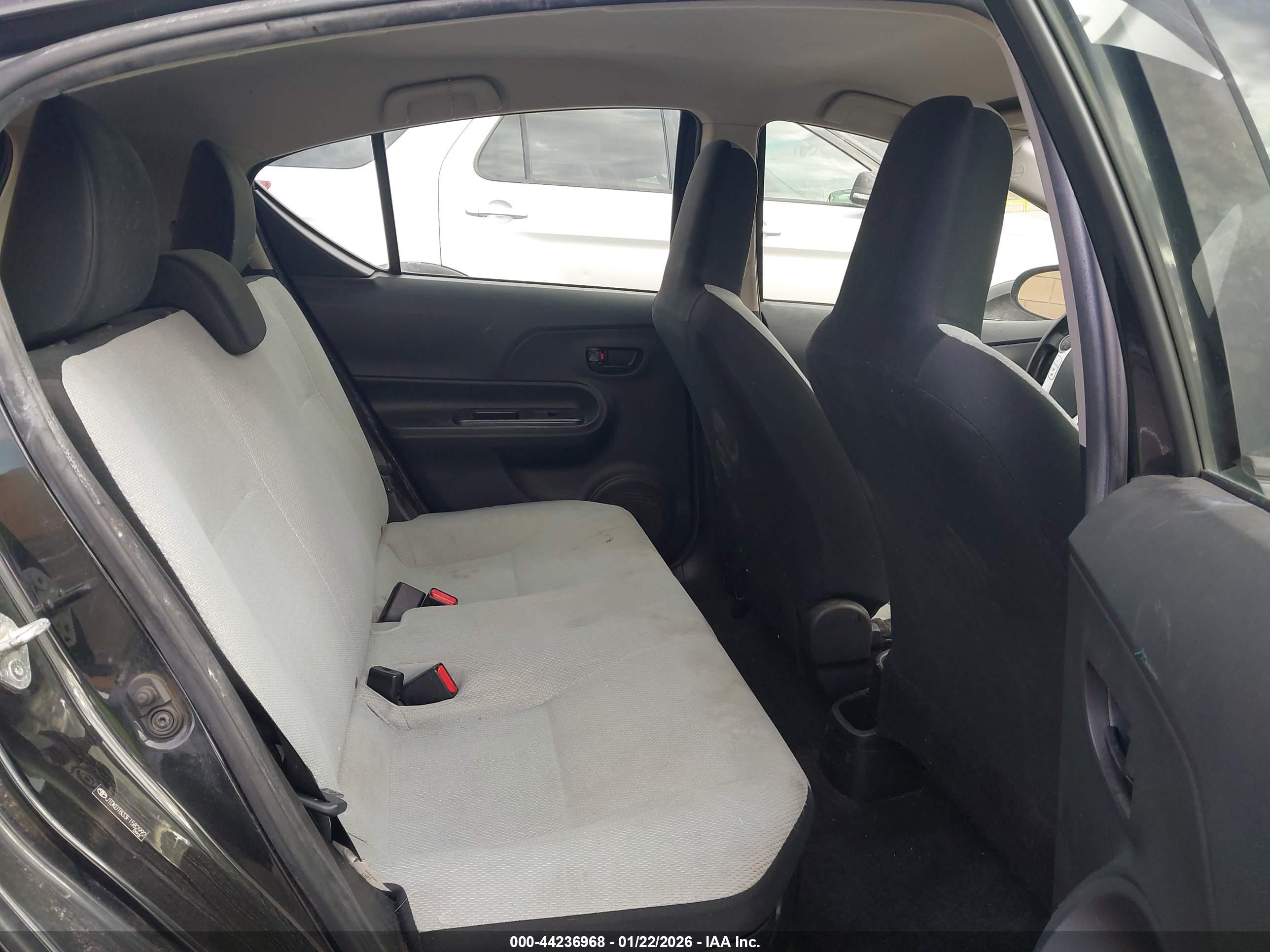 TOYOTA PRIUS image 8