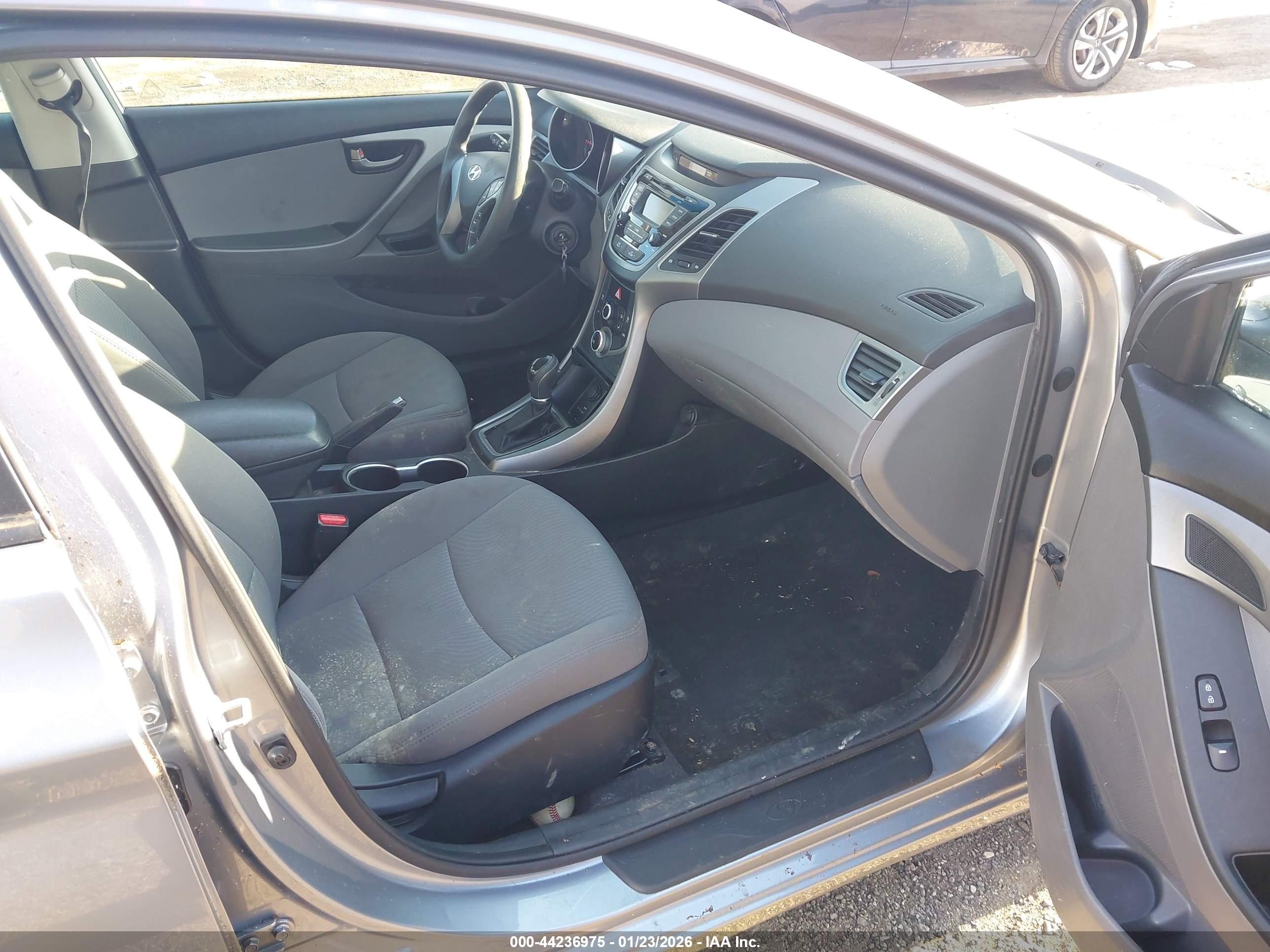 HYUNDAI ELANTRA image 5