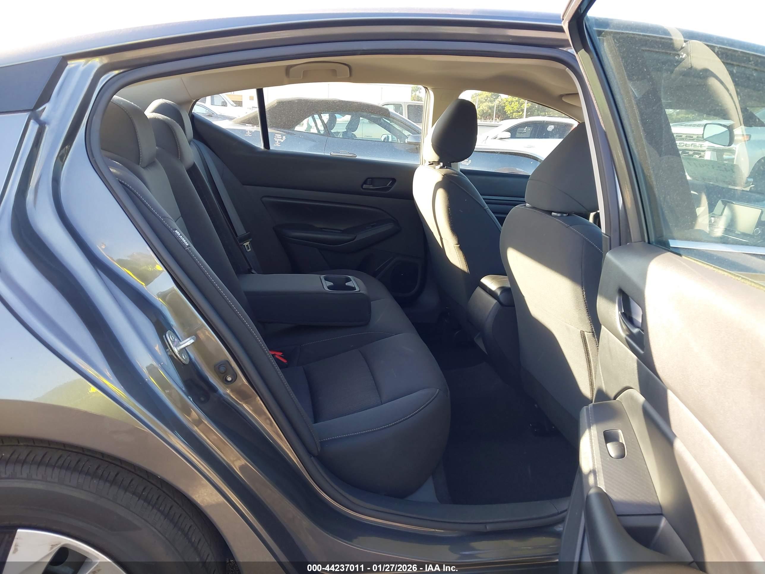 NISSAN ALTIMA image 8