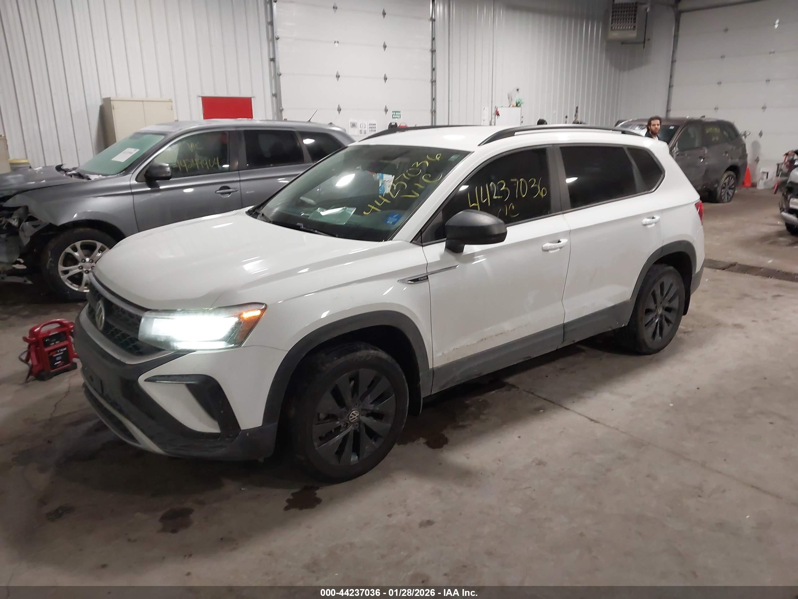VOLKSWAGEN TAOS image 2