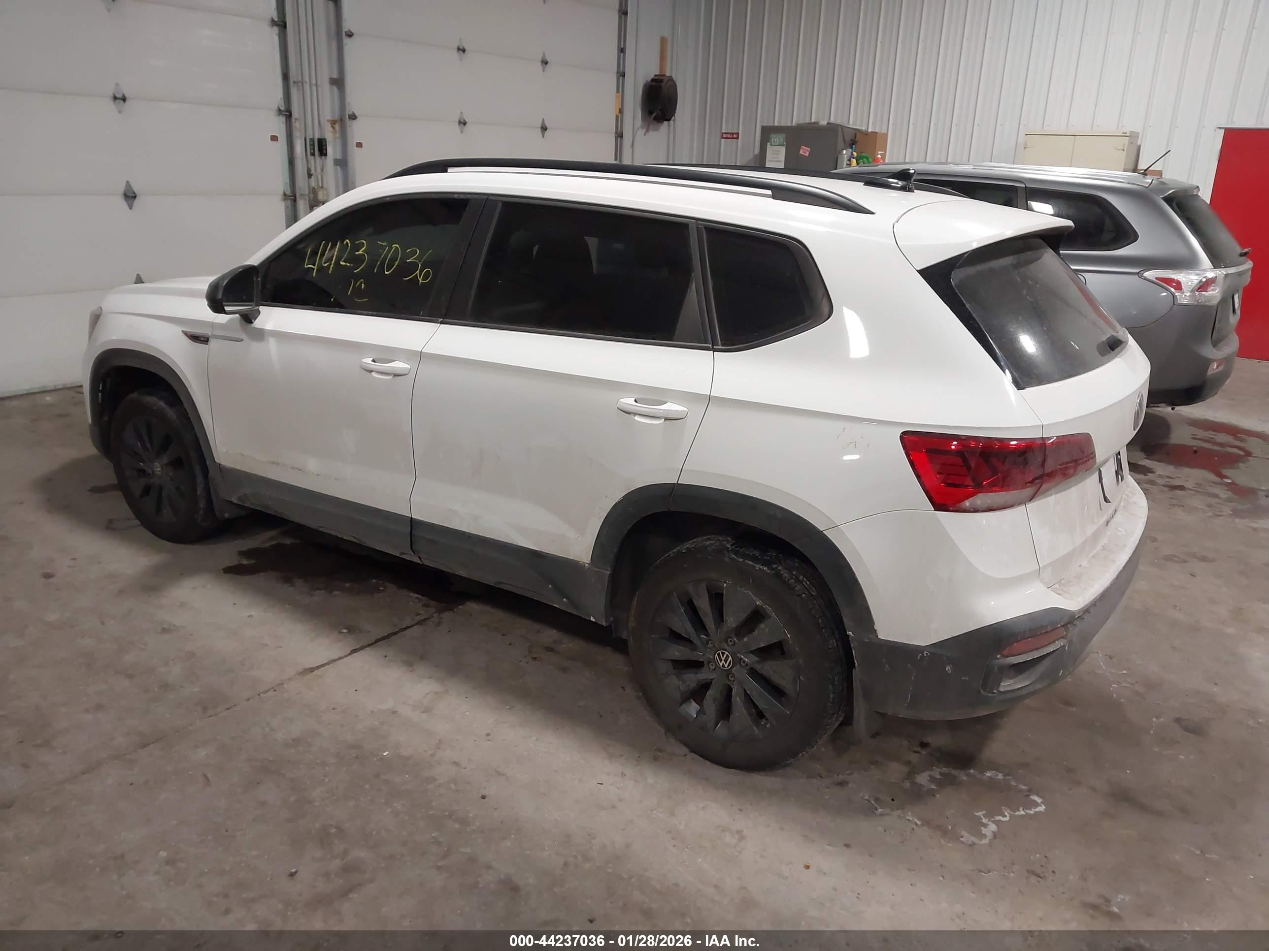 VOLKSWAGEN TAOS image 3