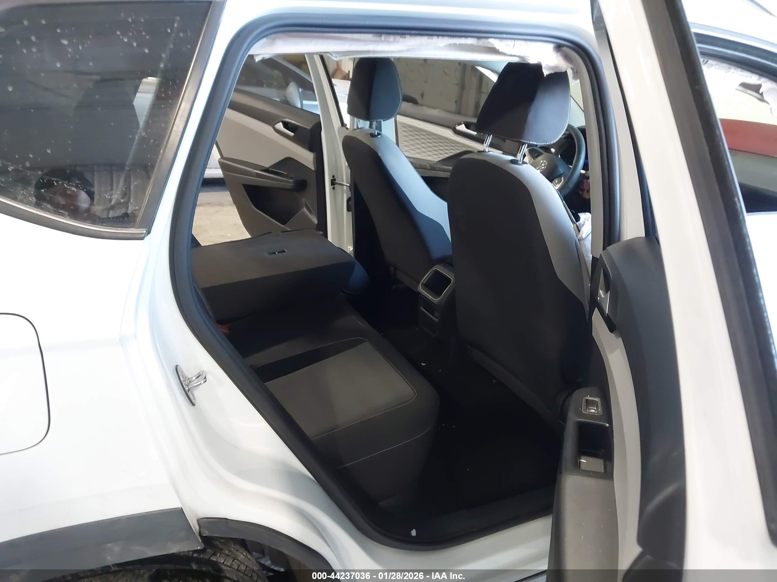 VOLKSWAGEN TAOS image 8