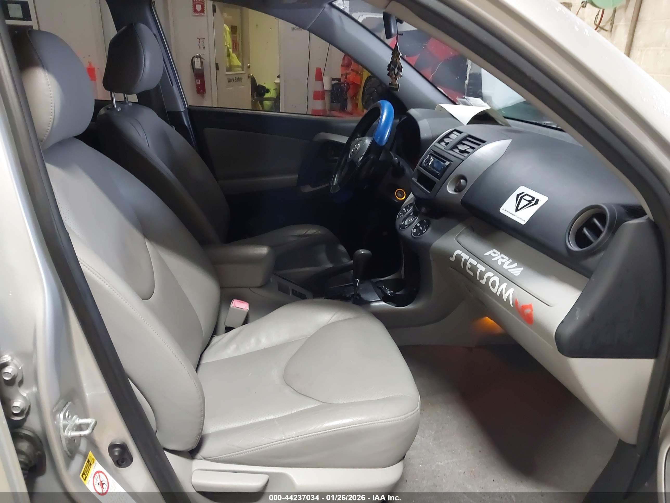 TOYOTA RAV4 image 5