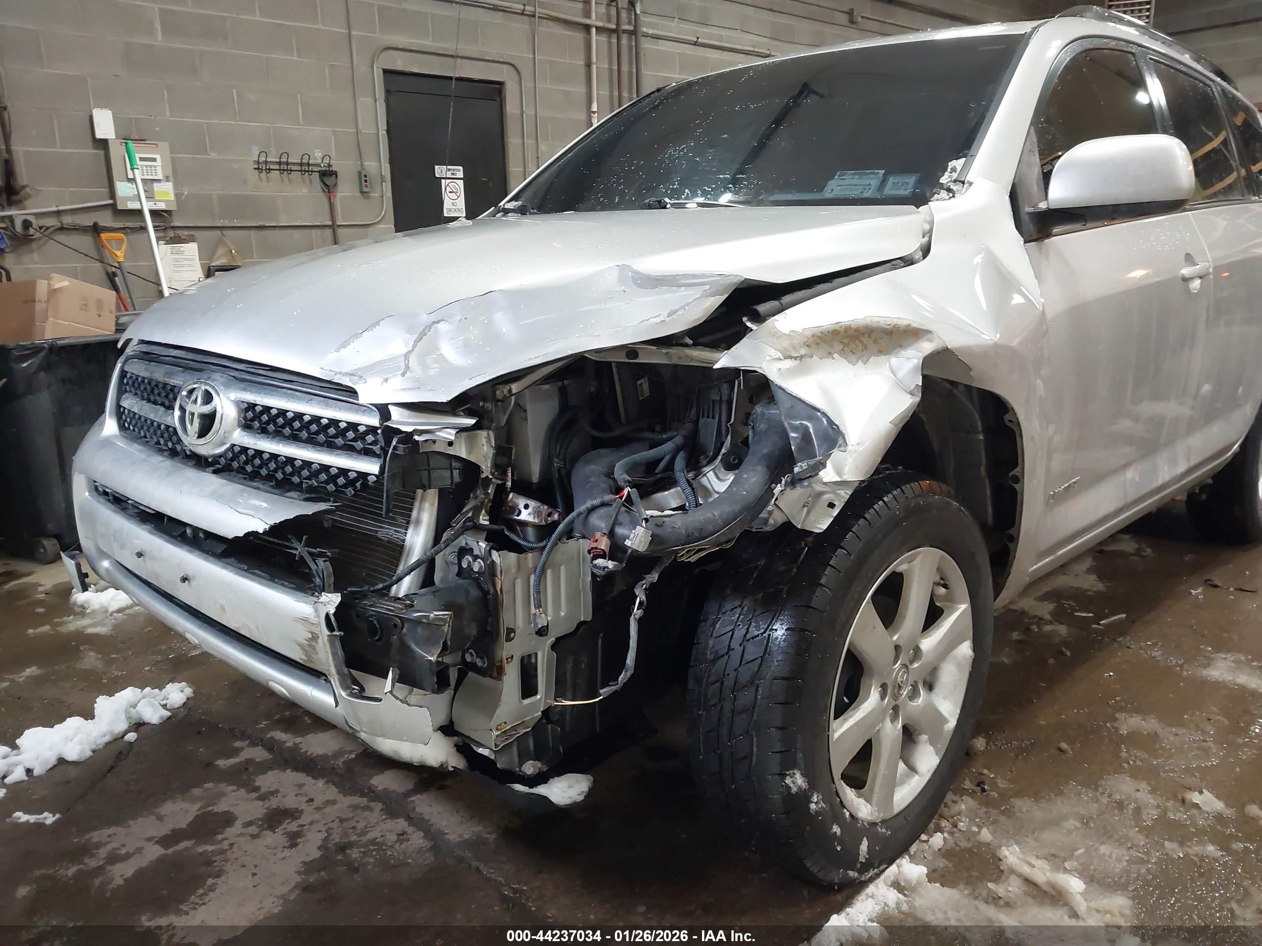 TOYOTA RAV4 image 6
