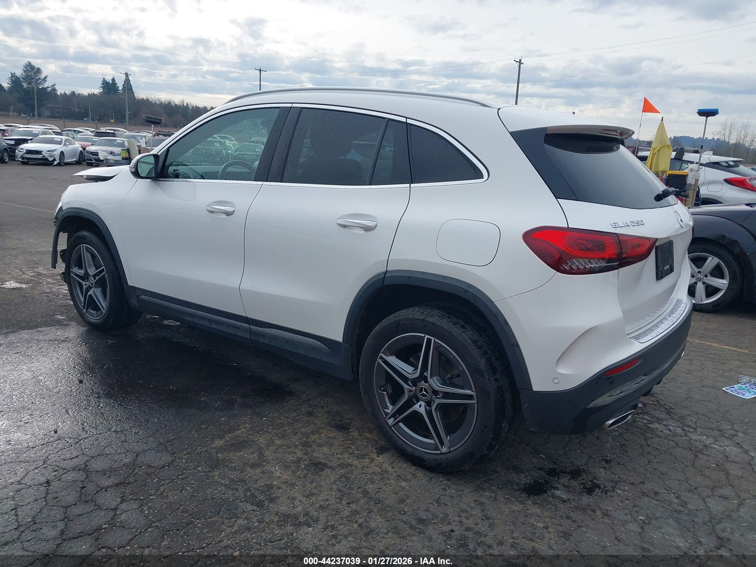 MERCEDES-BENZ GLA image 3