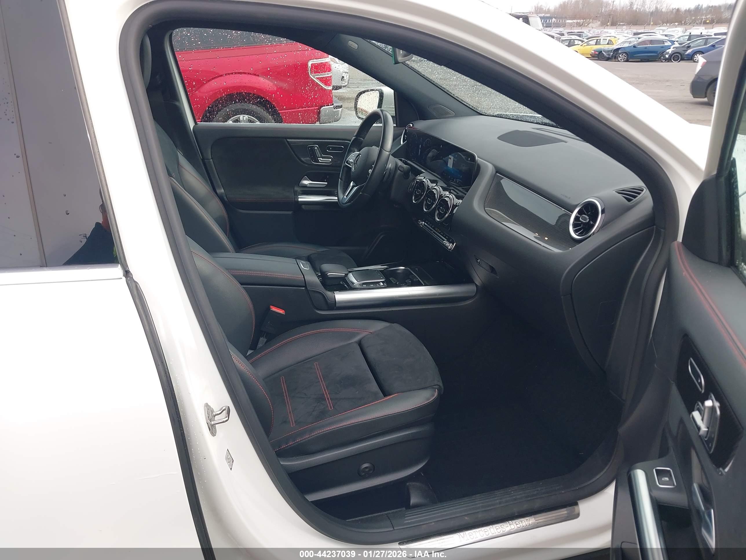 MERCEDES-BENZ GLA image 5