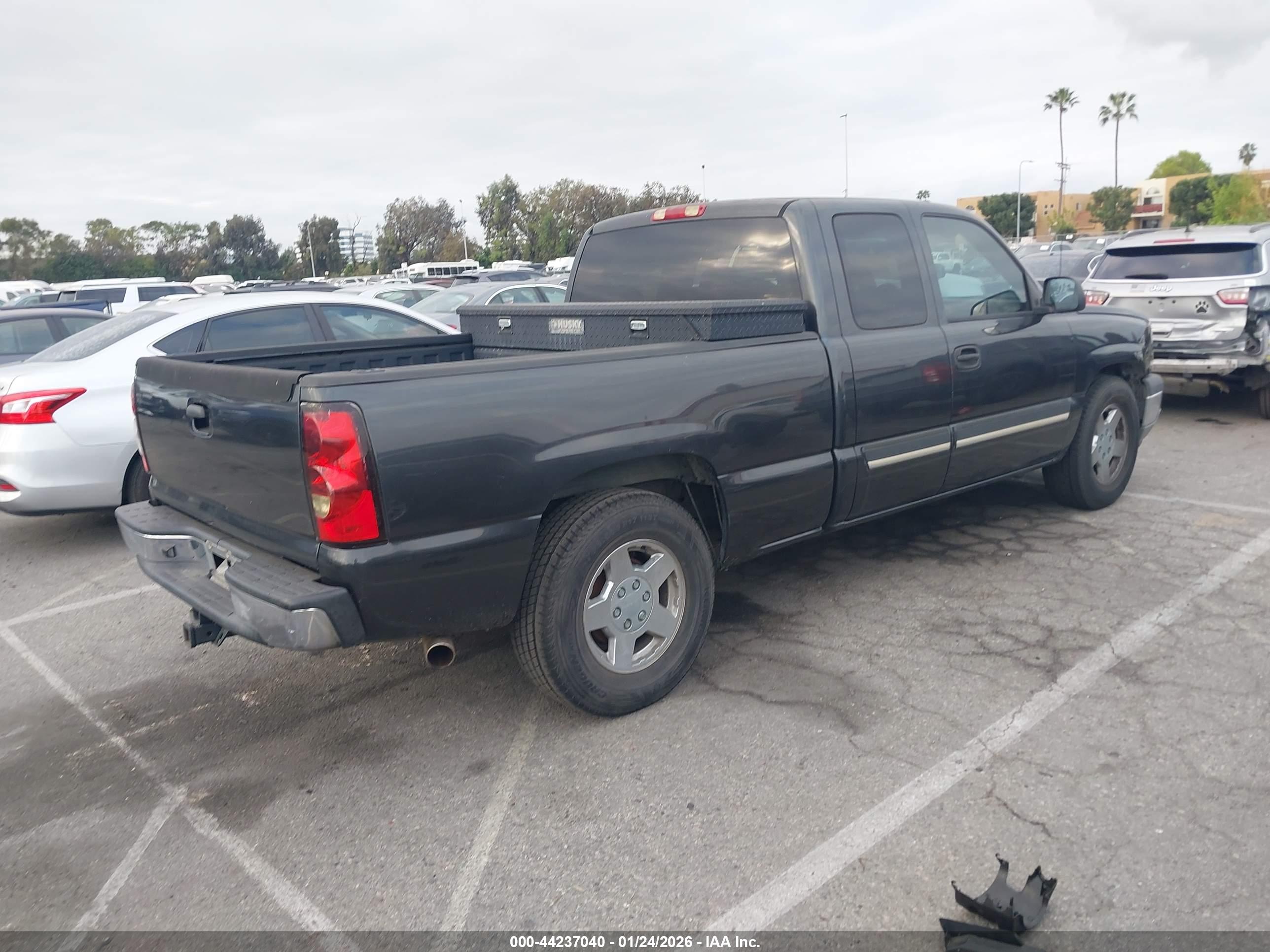 CHEVROLET SILVERADO image 4