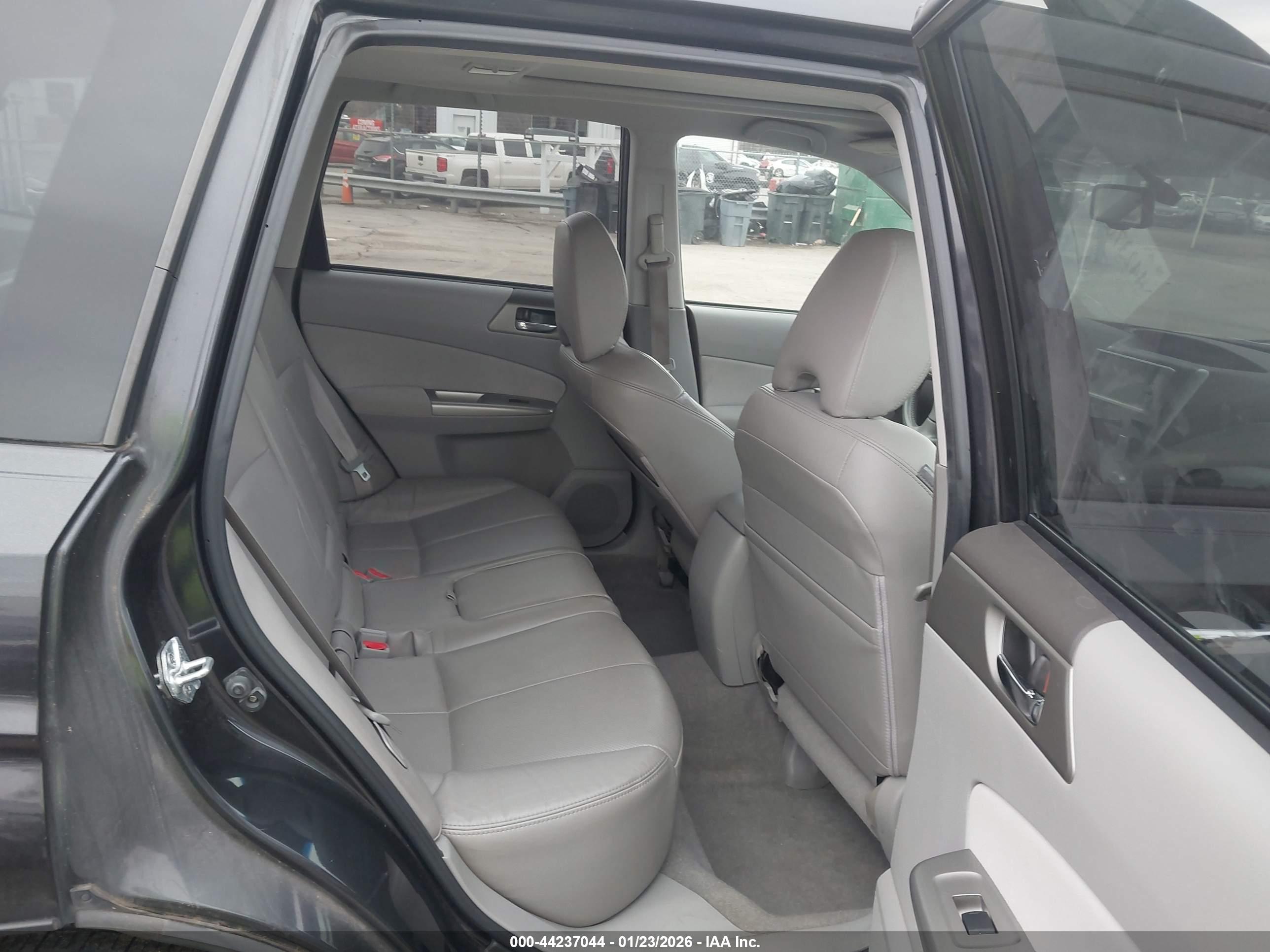 SUBARU FORESTER image 8