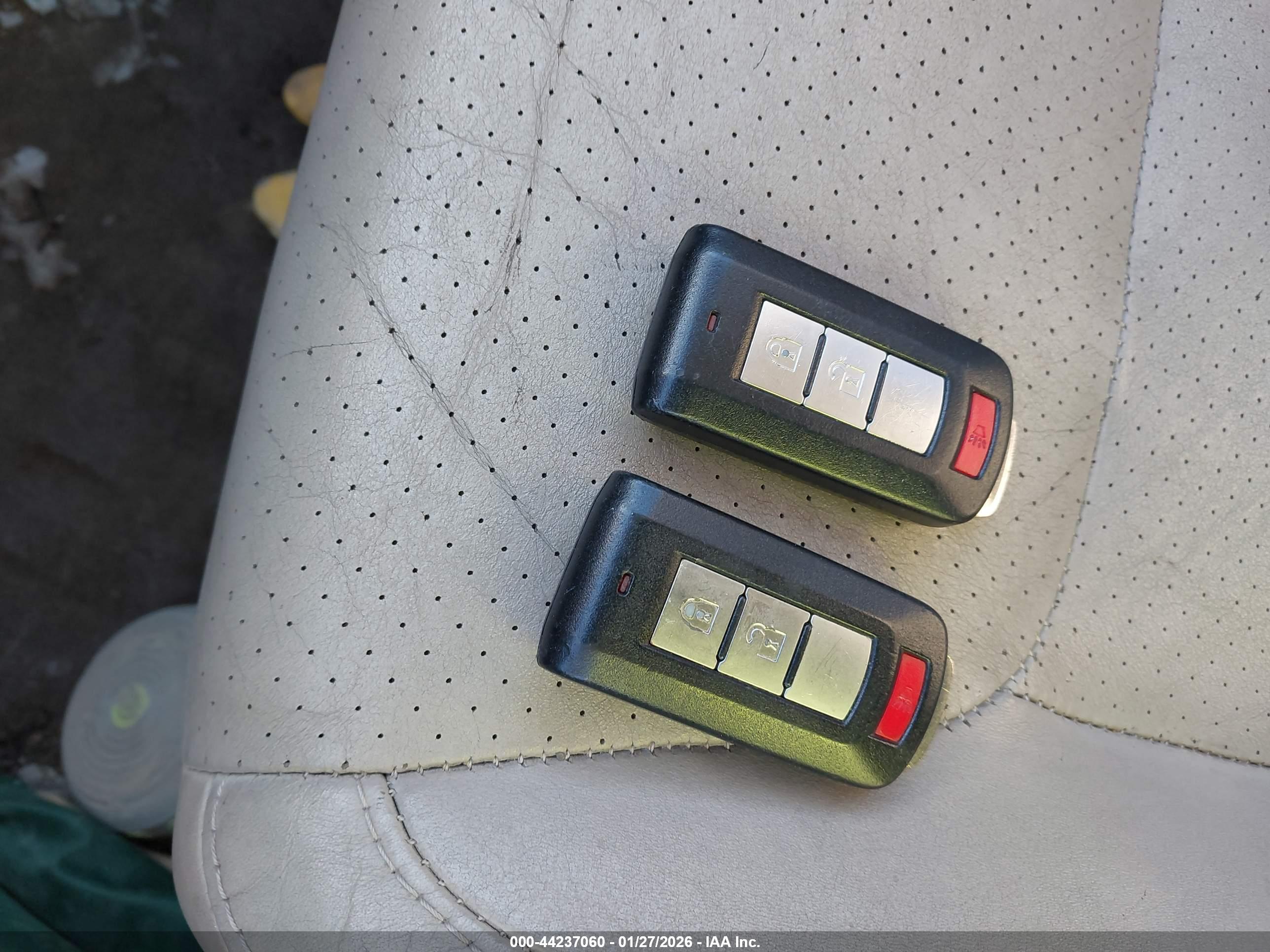 MITSUBISHI OUTLANDER image 11