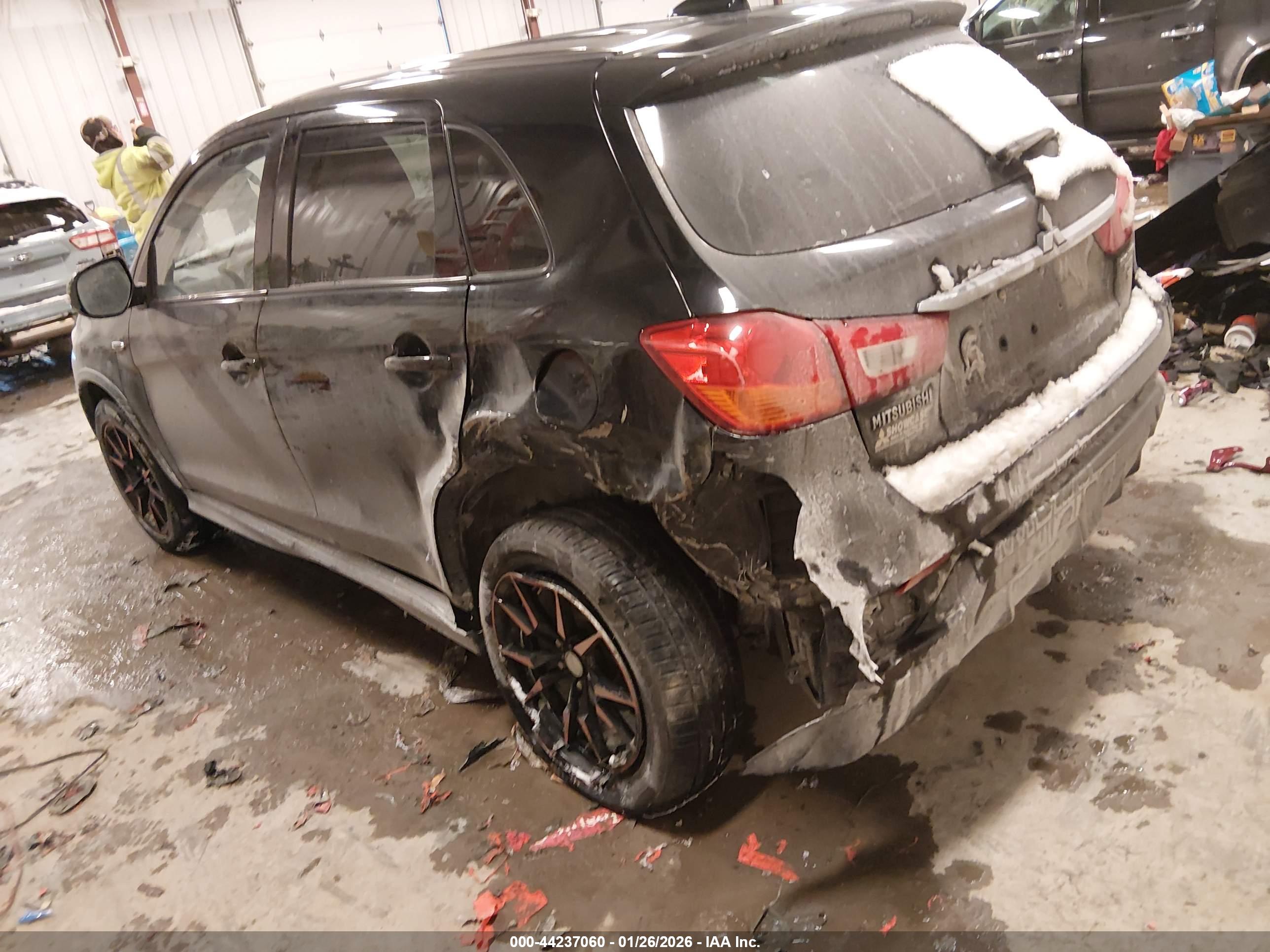 MITSUBISHI OUTLANDER image 3