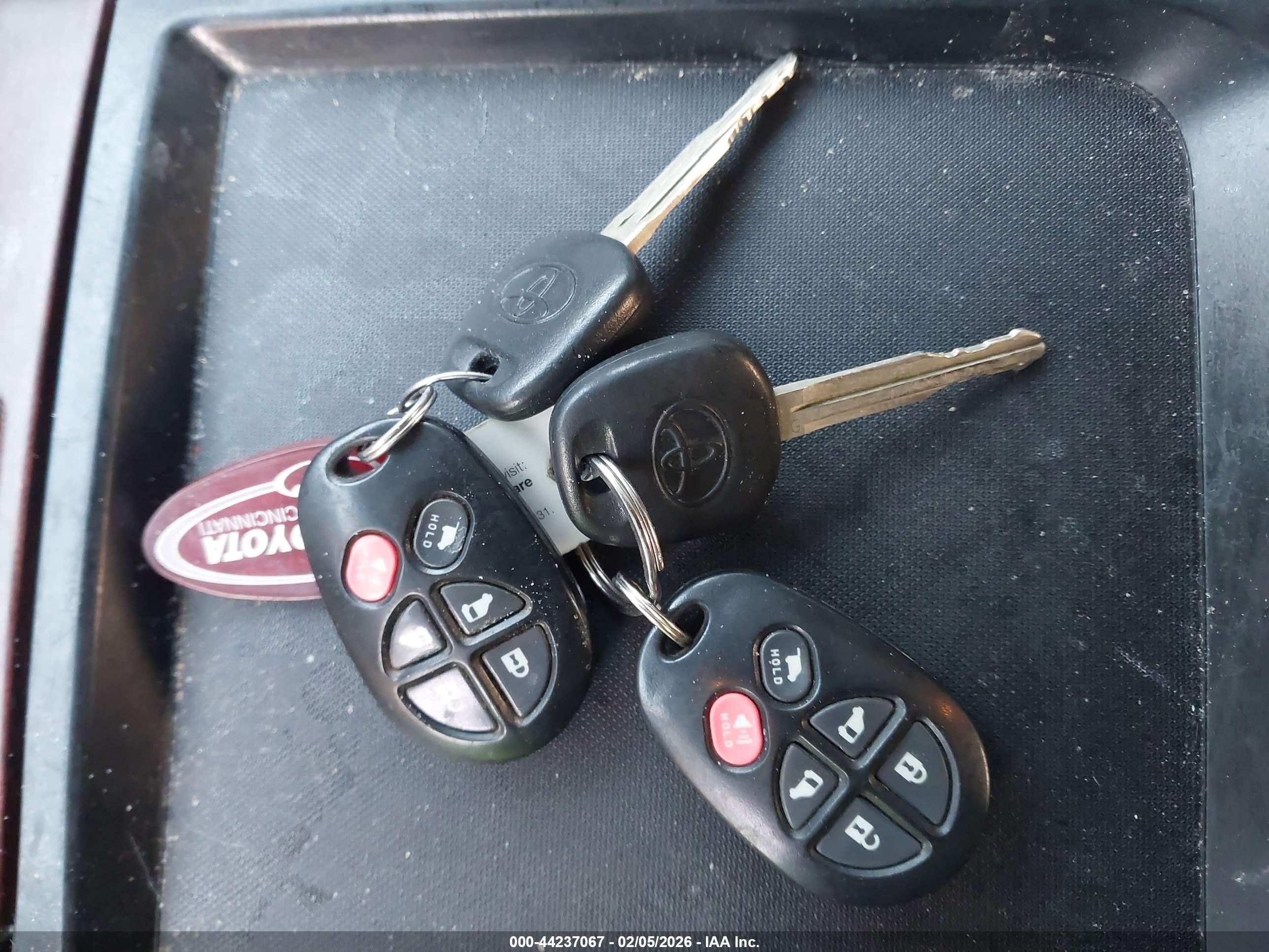TOYOTA SIENNA image 11