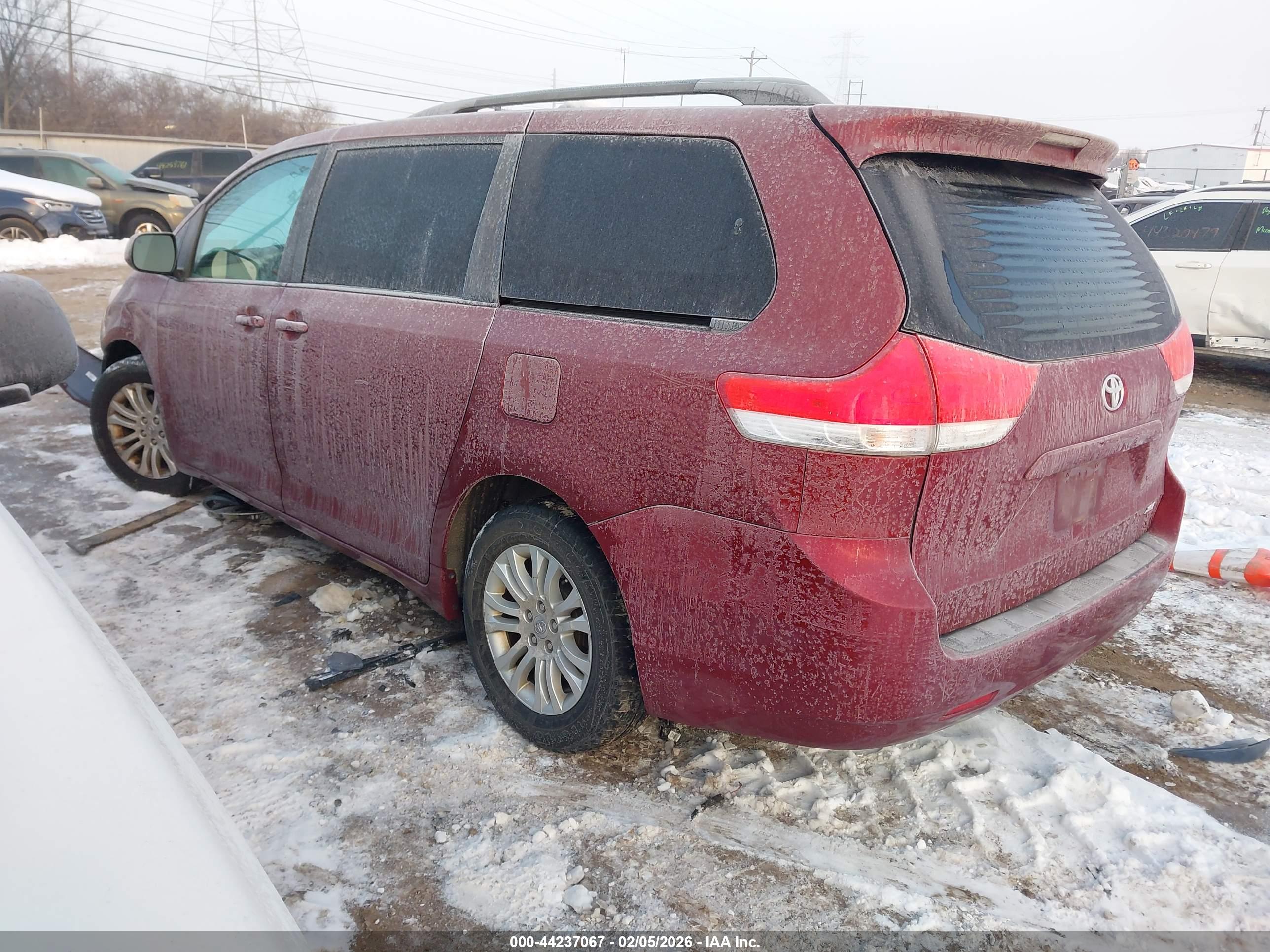 TOYOTA SIENNA image 3
