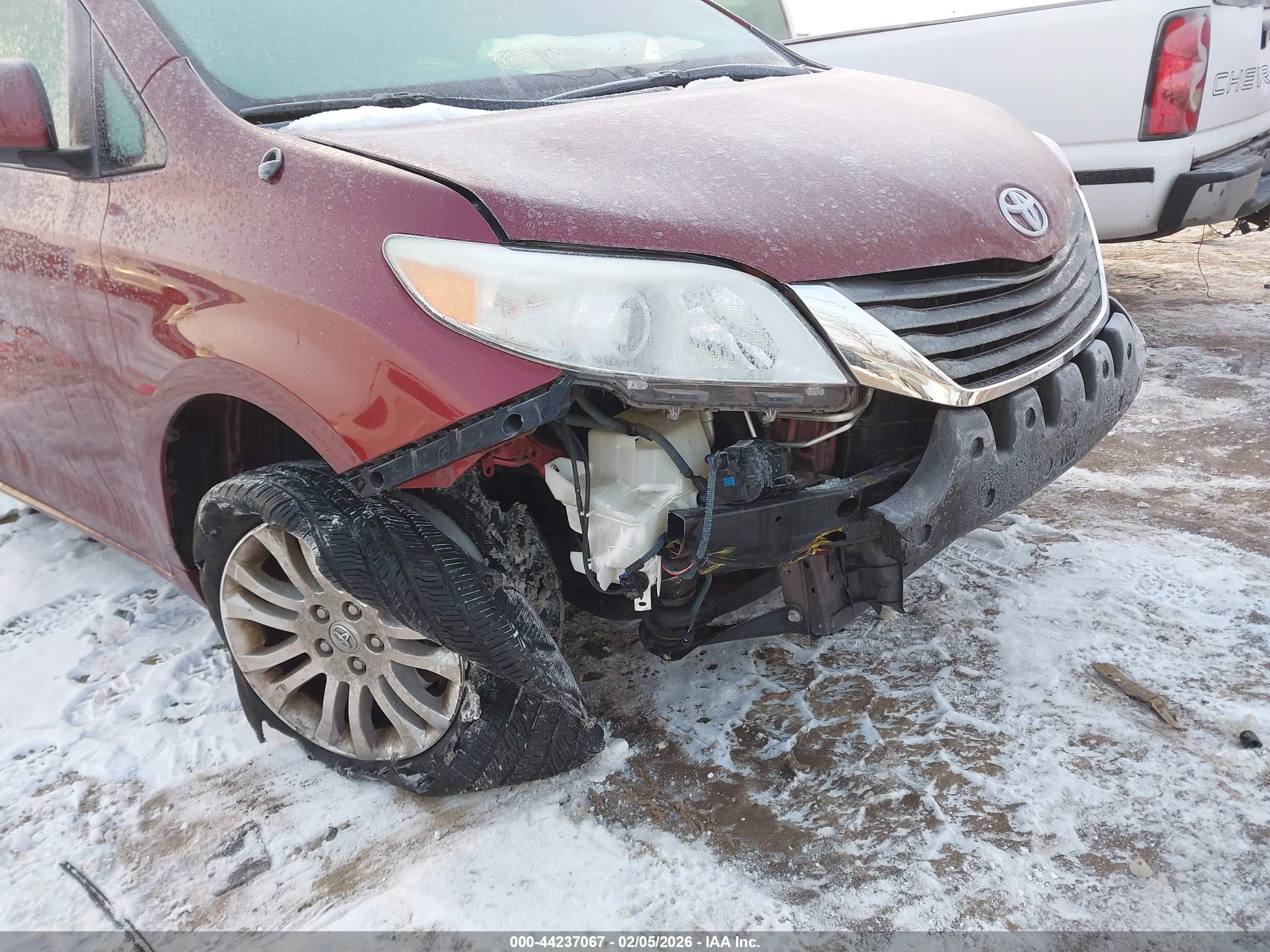 TOYOTA SIENNA image 6
