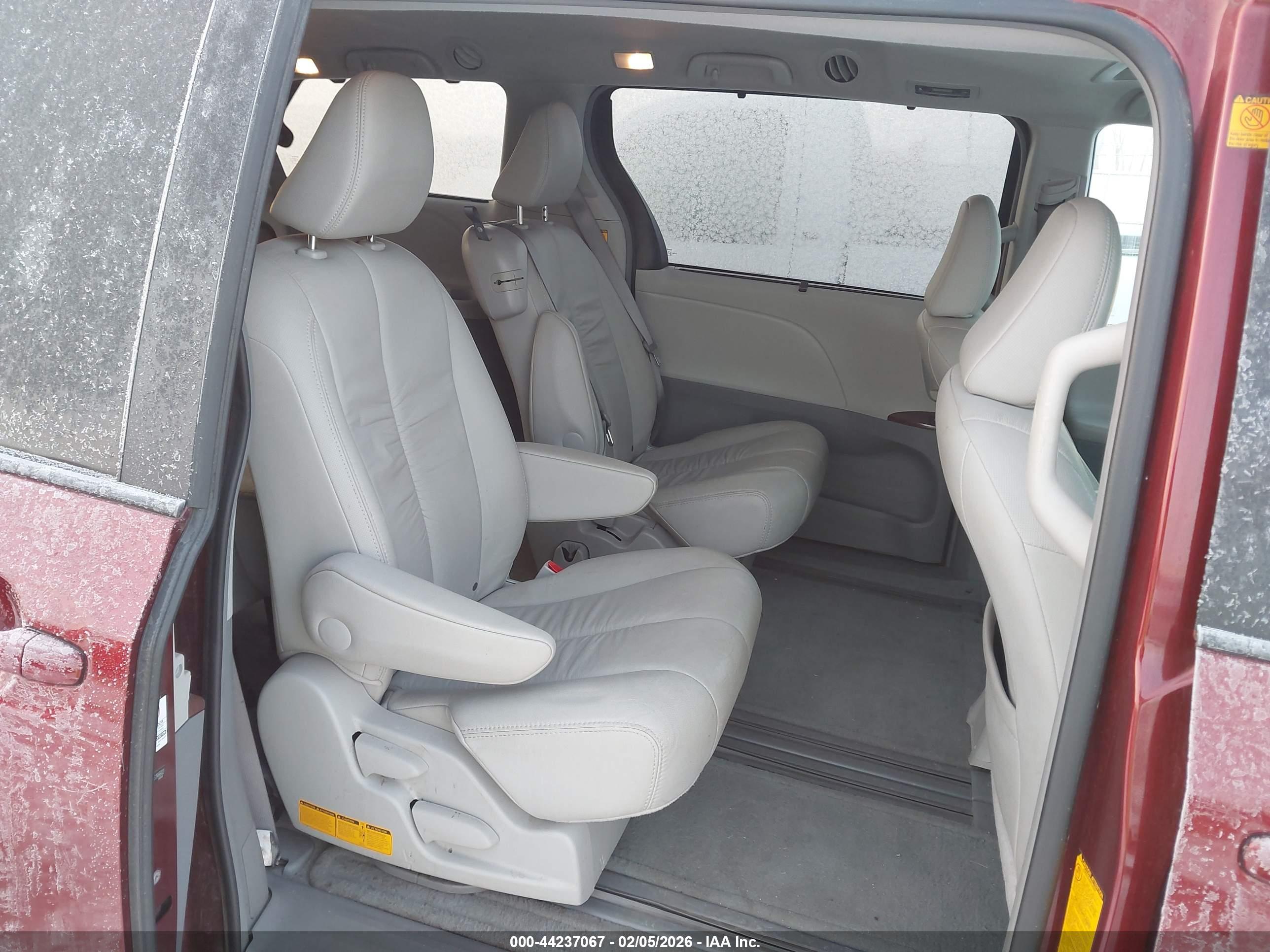 TOYOTA SIENNA image 8