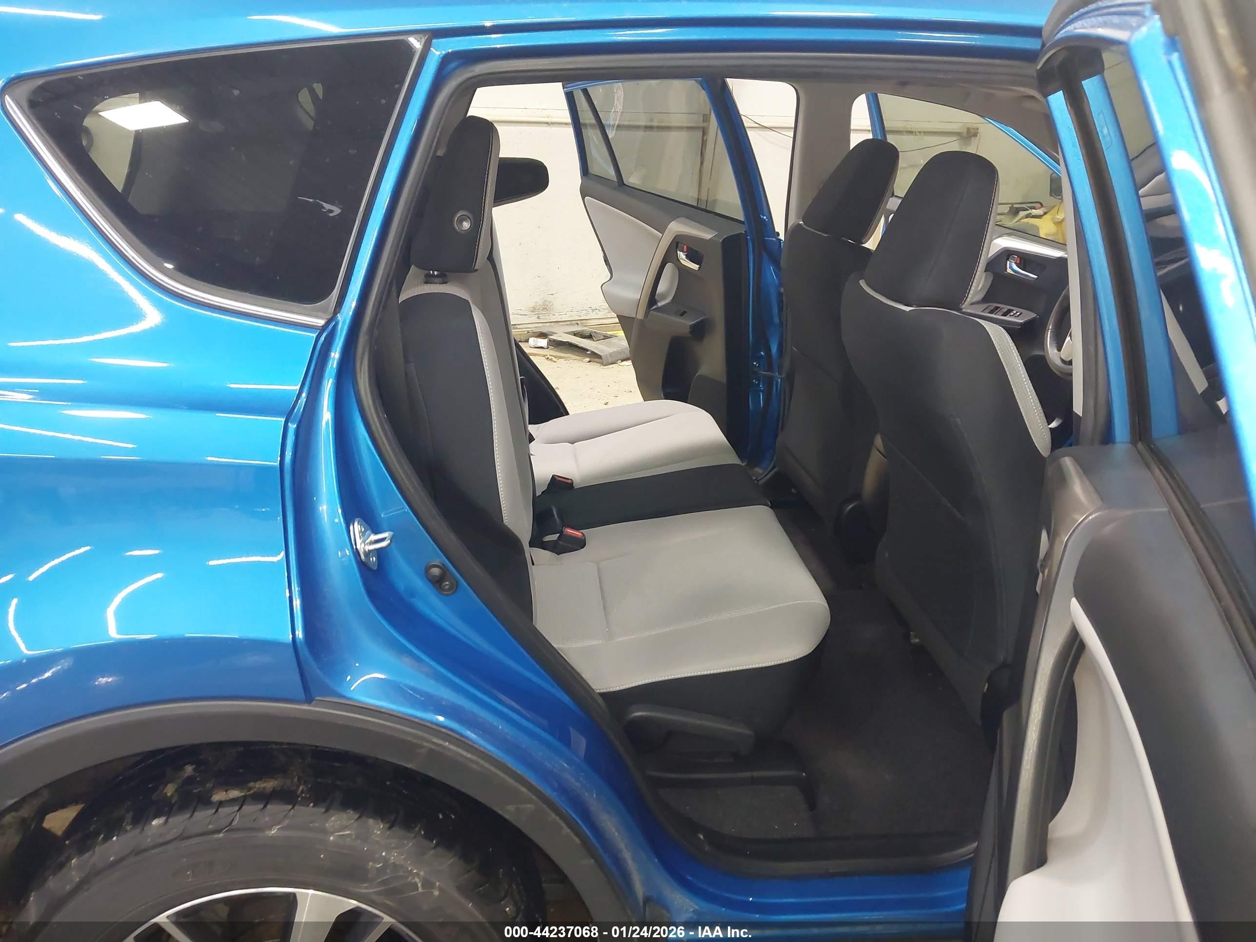 TOYOTA RAV4 image 8
