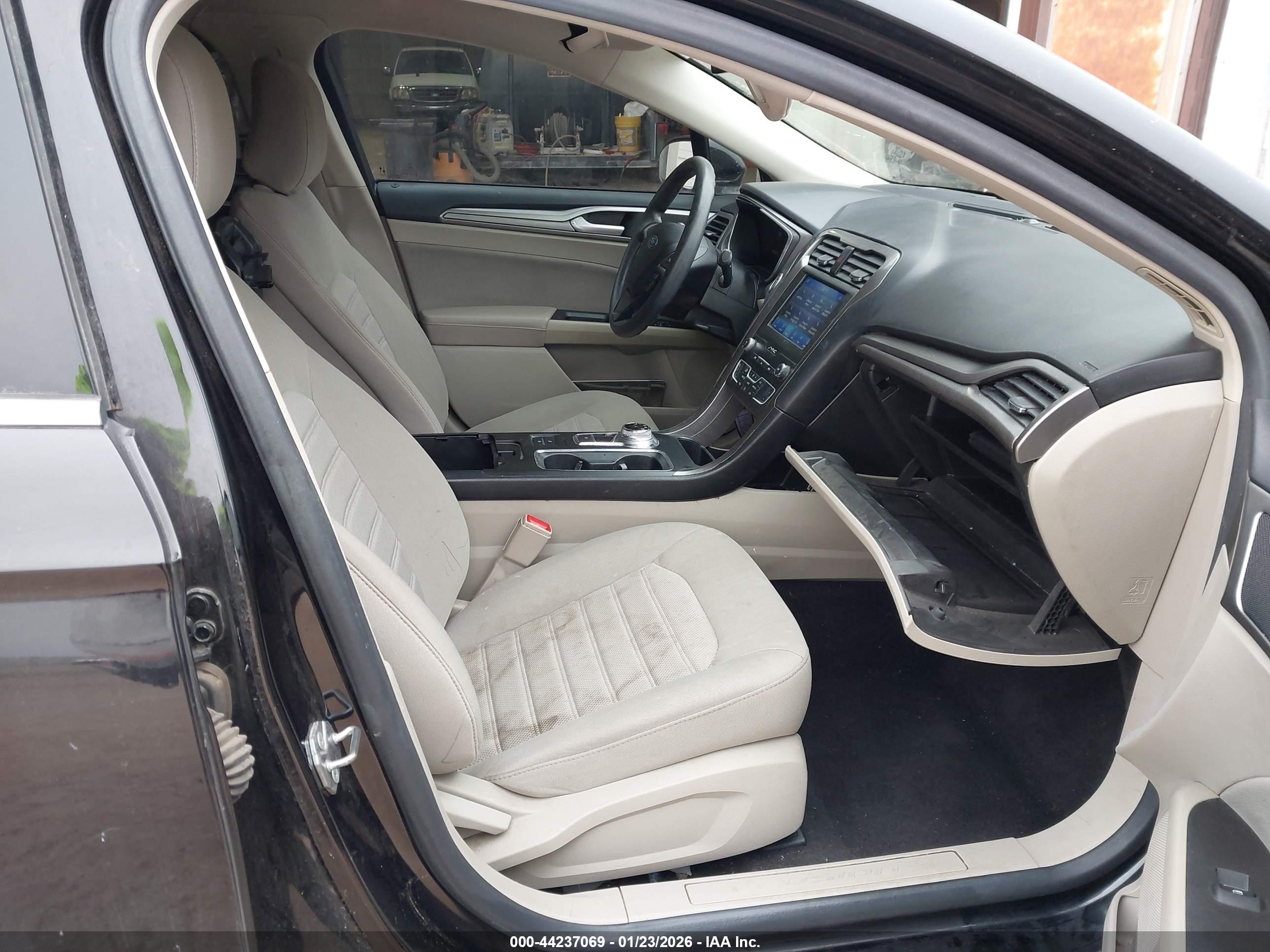 FORD FUSION image 5