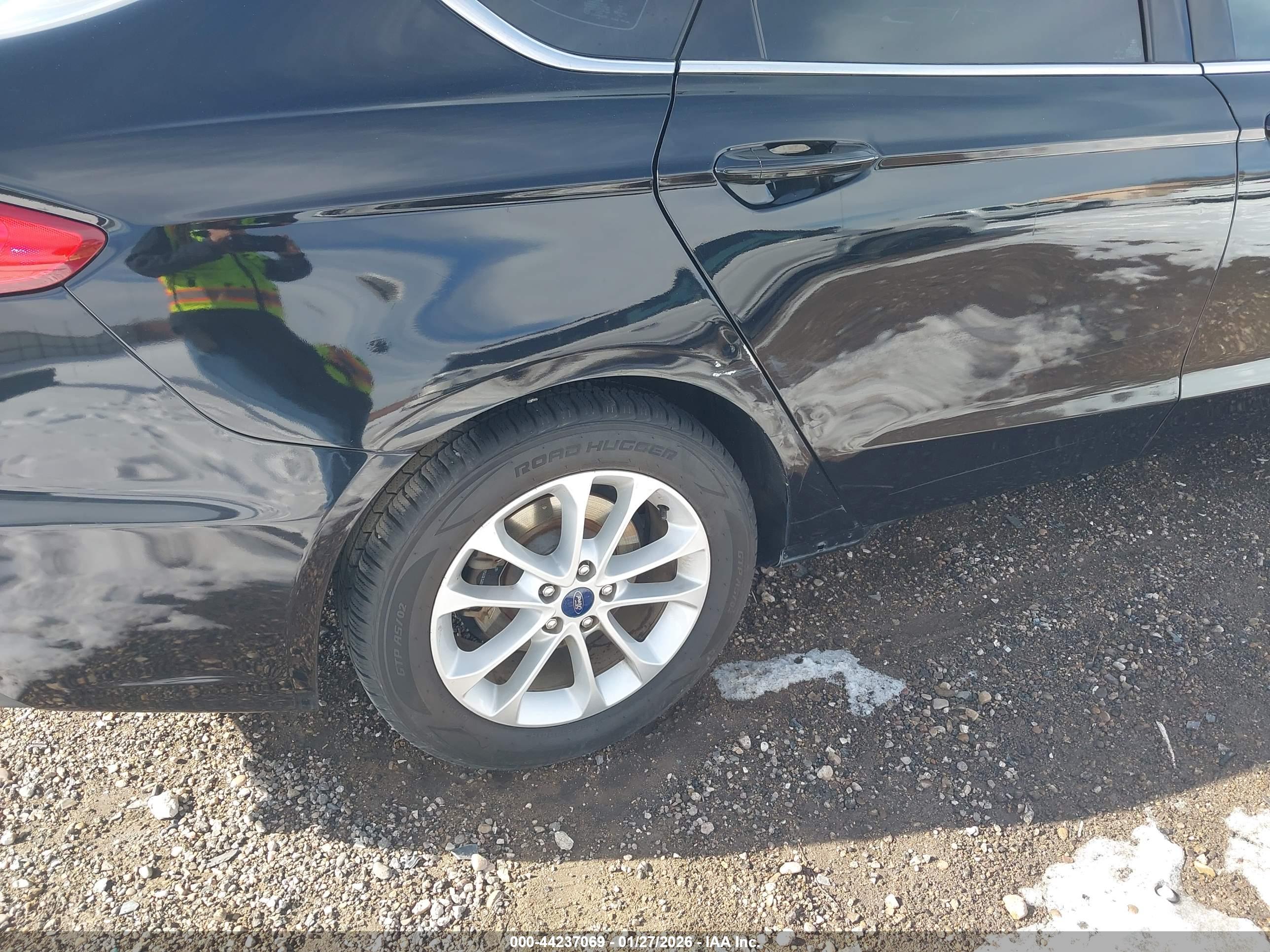 FORD FUSION image 6