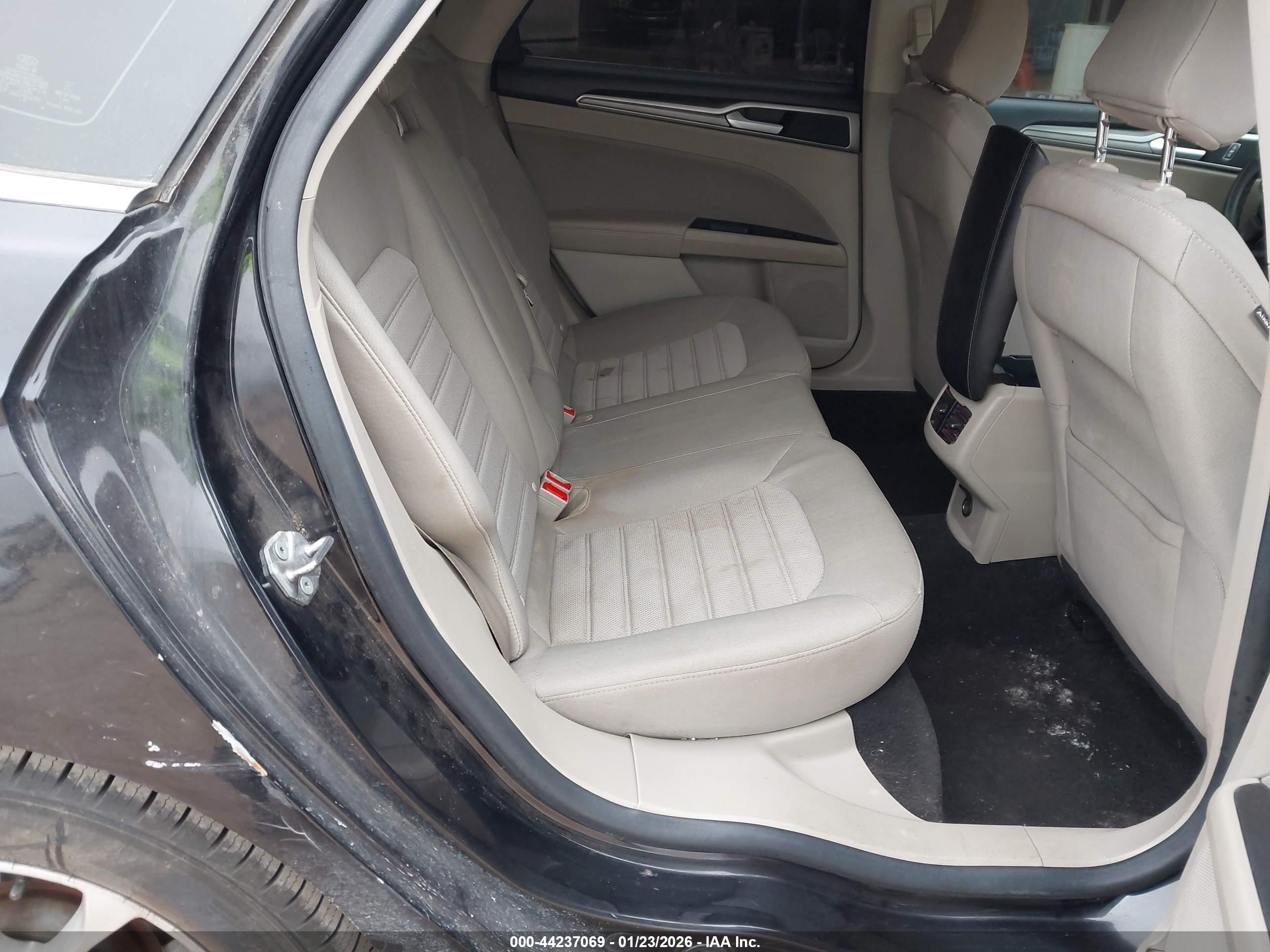 FORD FUSION image 8