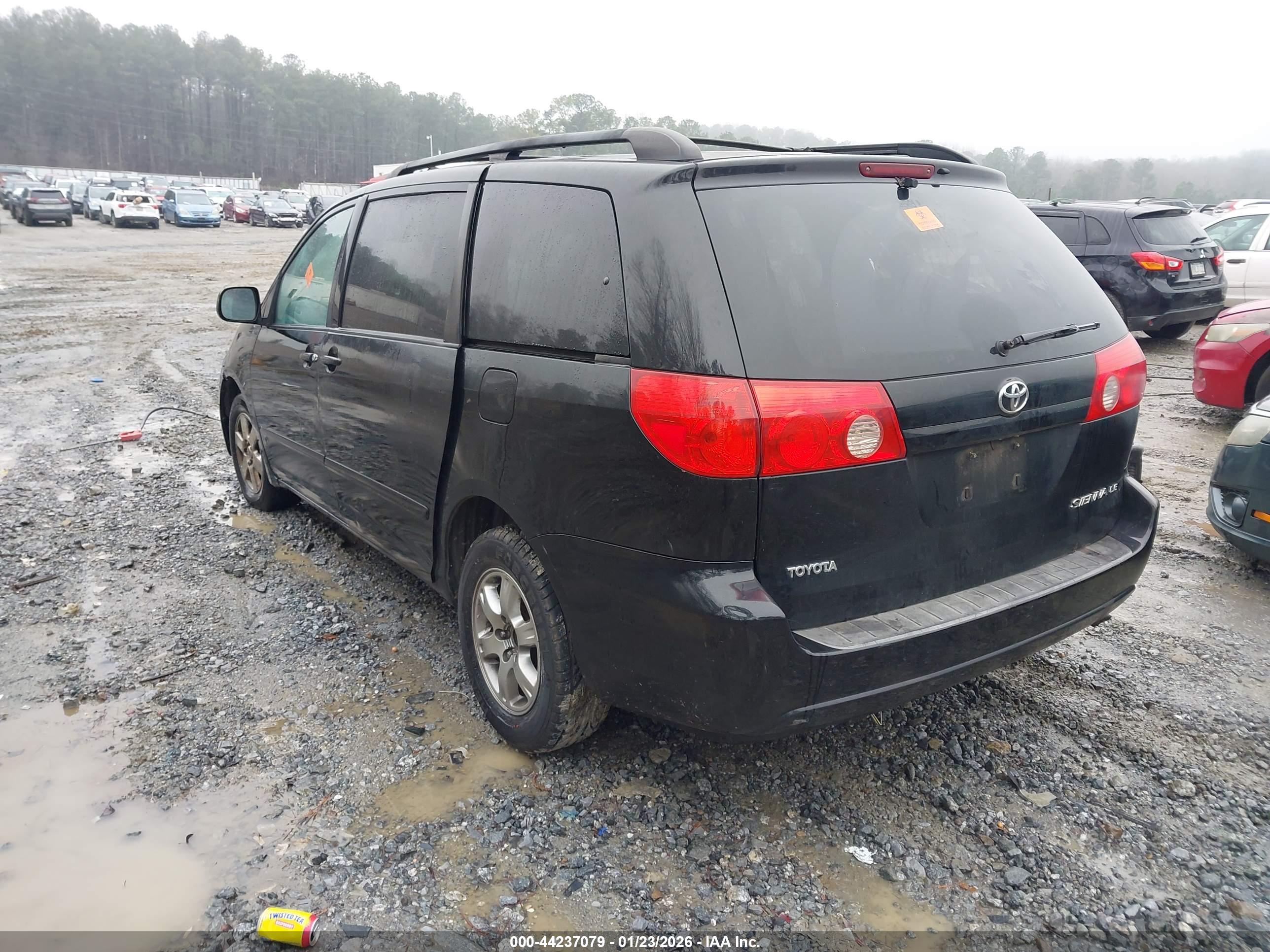 TOYOTA SIENNA image 3