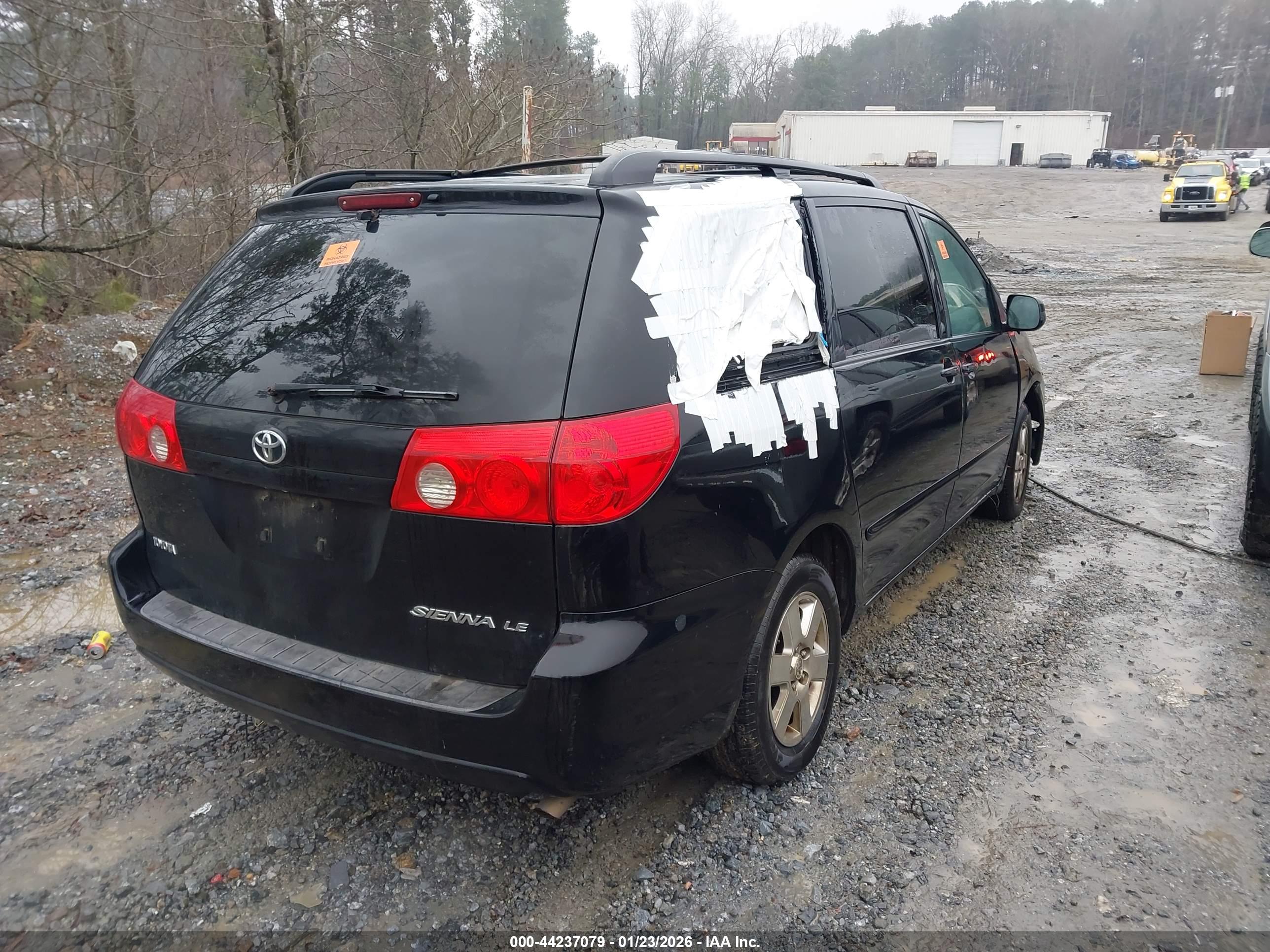 TOYOTA SIENNA image 4