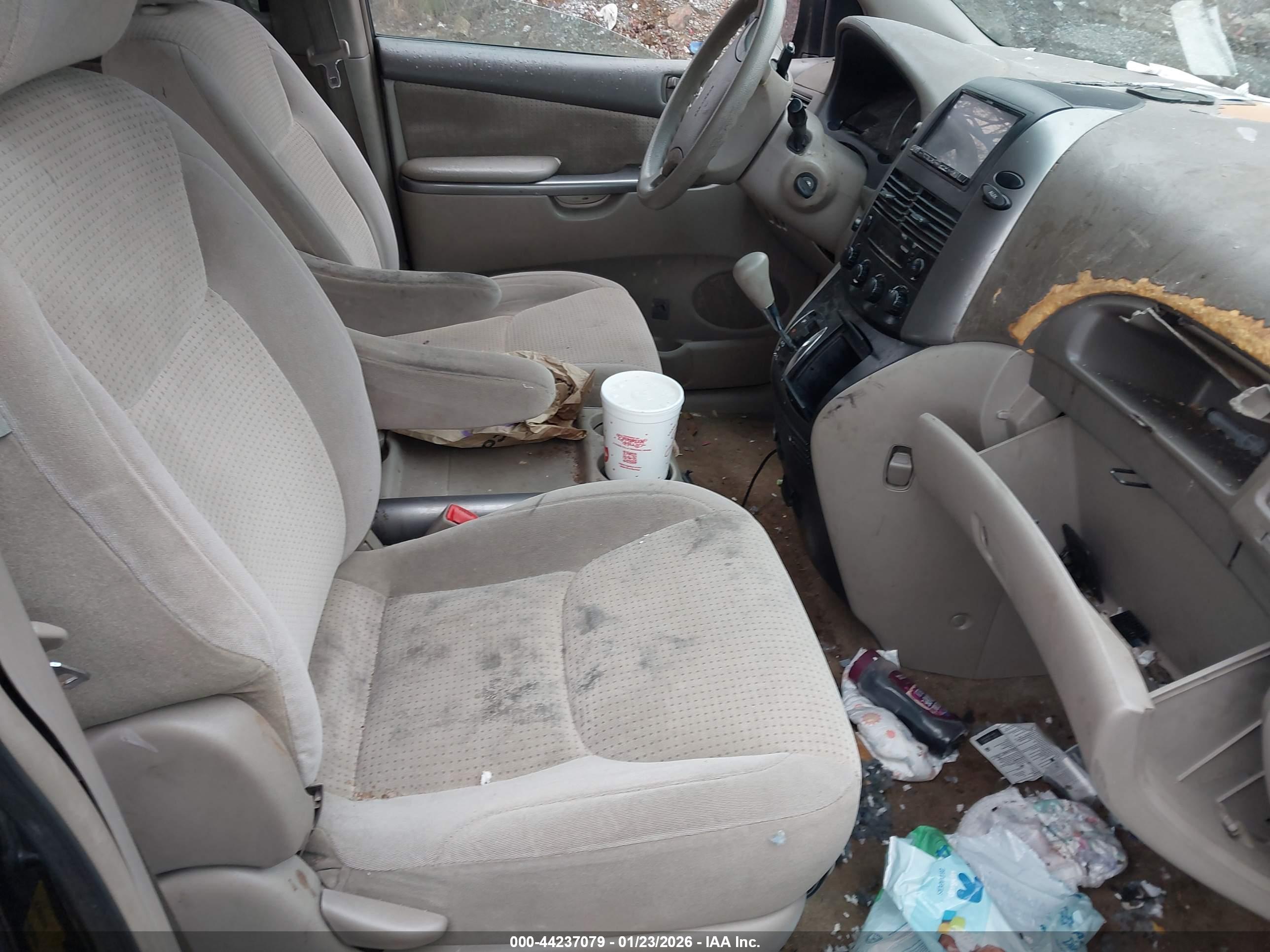 TOYOTA SIENNA image 5