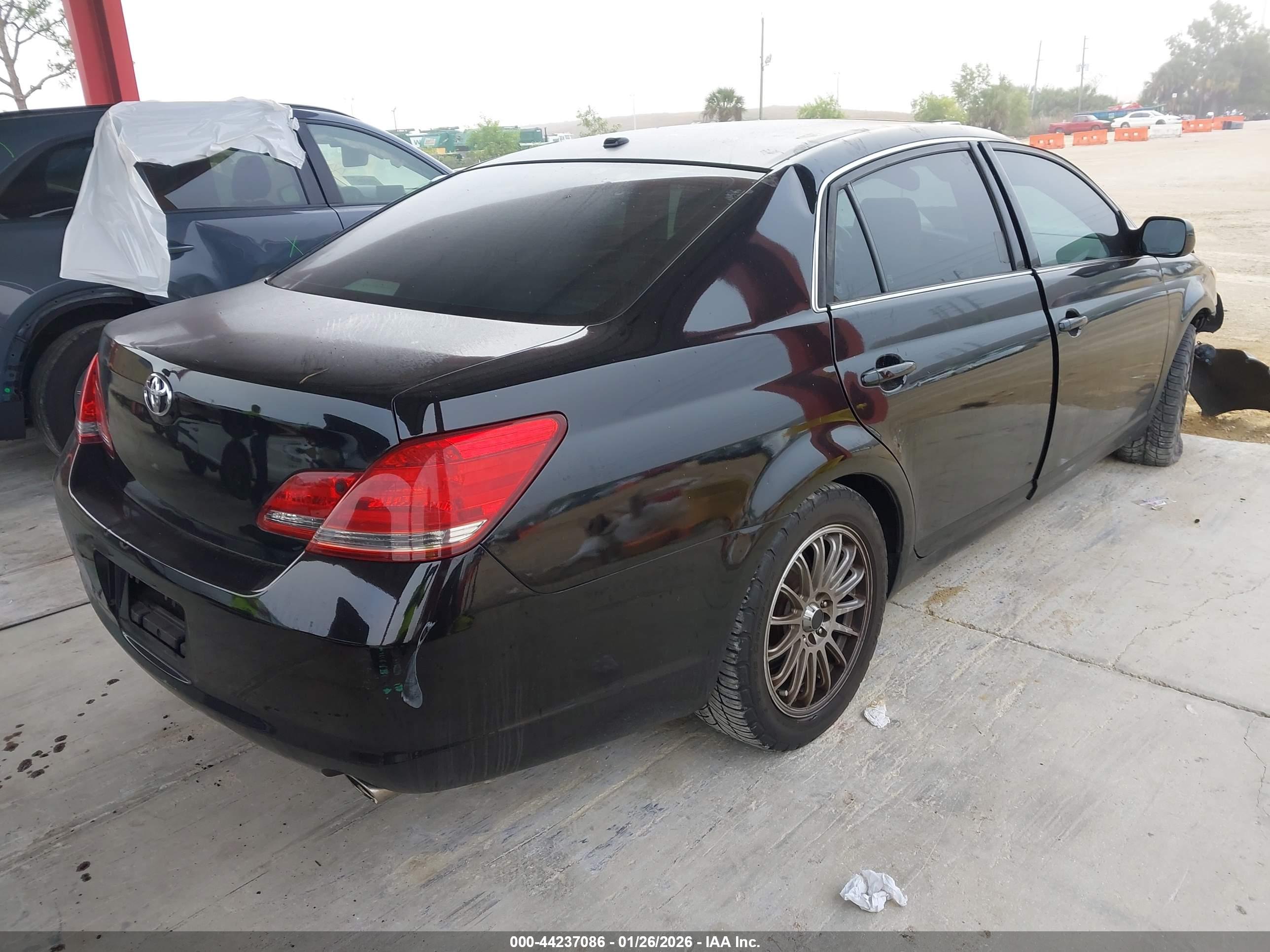 TOYOTA AVALON image 4