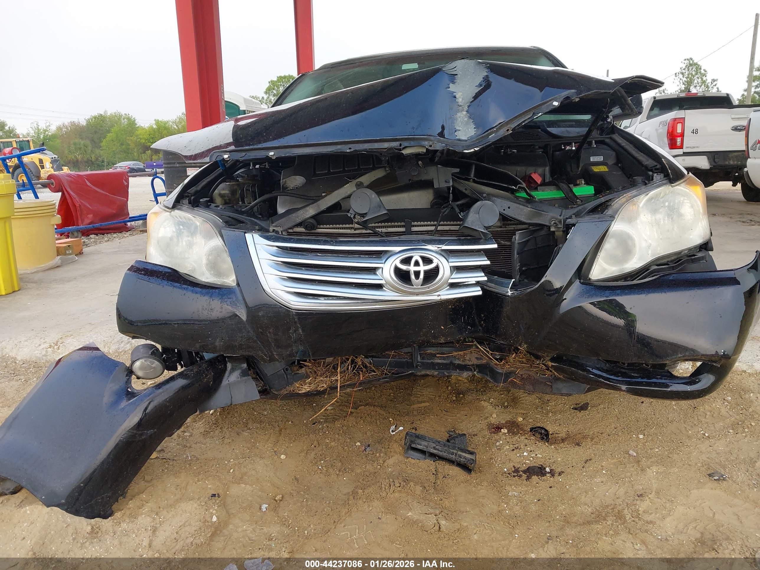 TOYOTA AVALON image 6