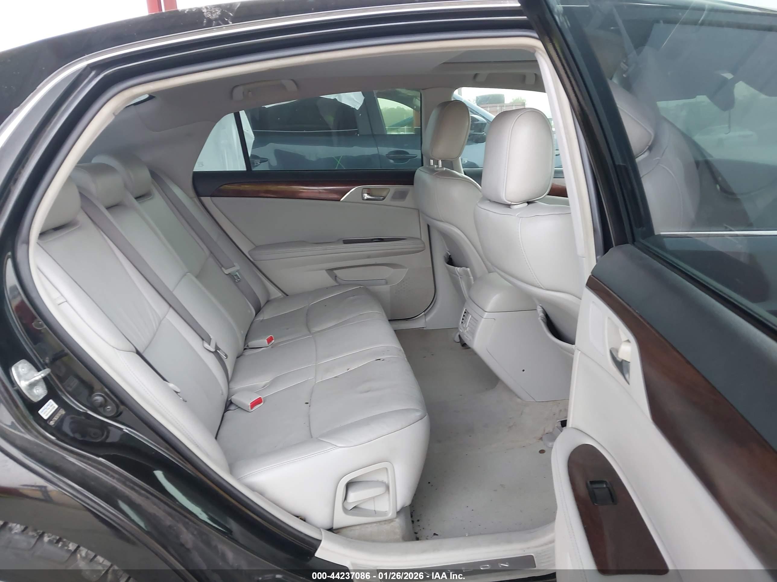 TOYOTA AVALON image 8