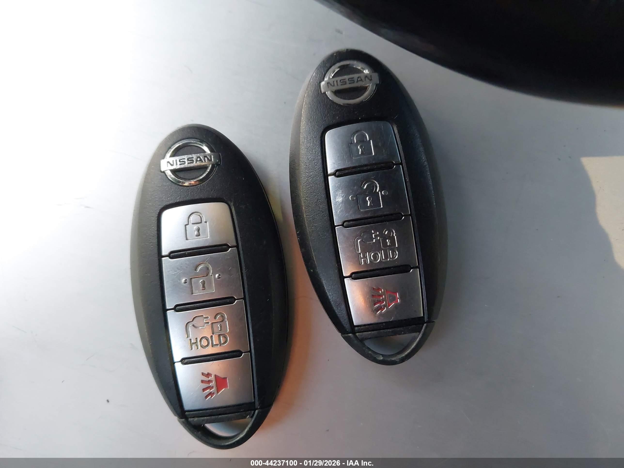 NISSAN LEAF image 11