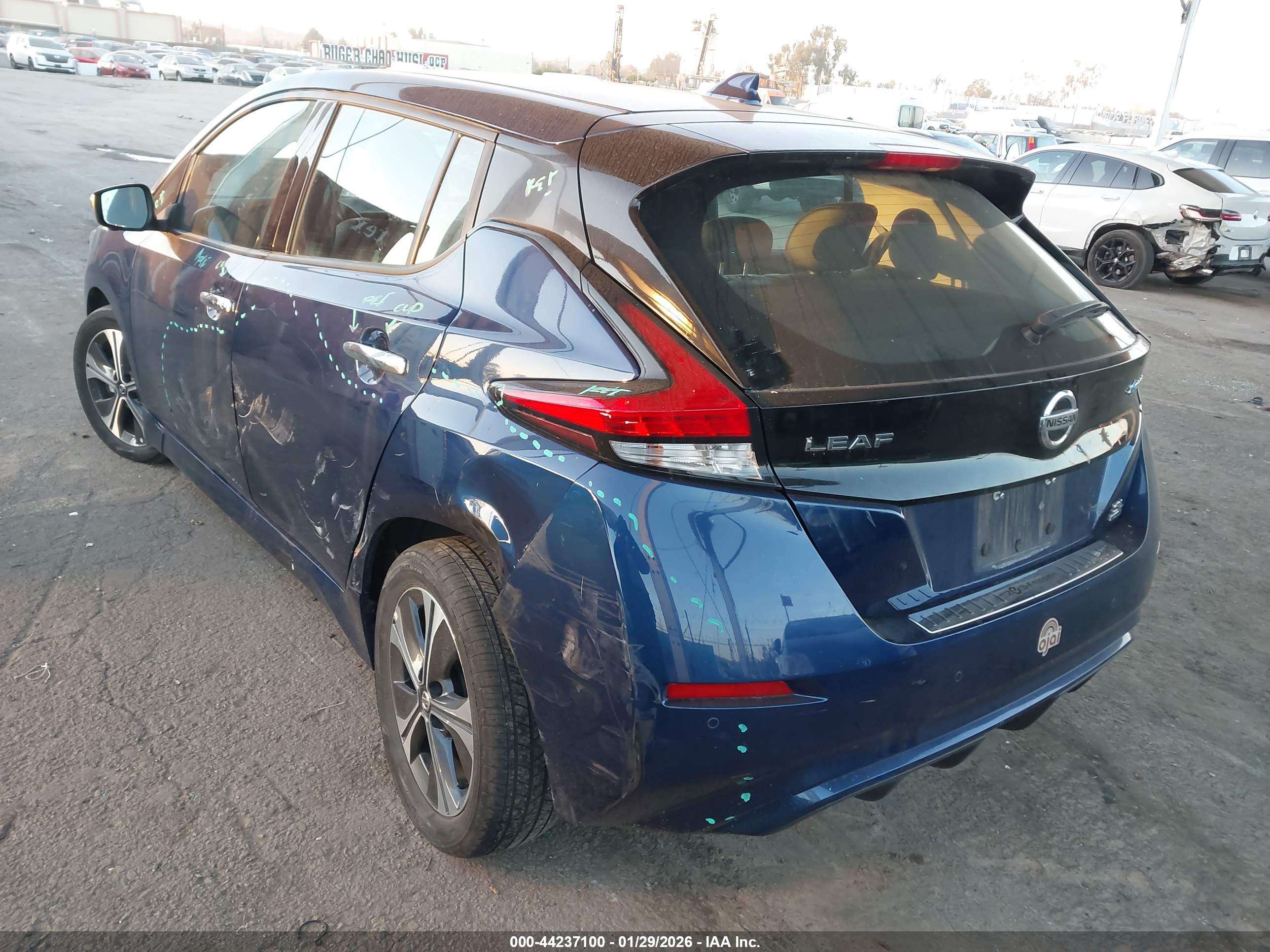 NISSAN LEAF image 3