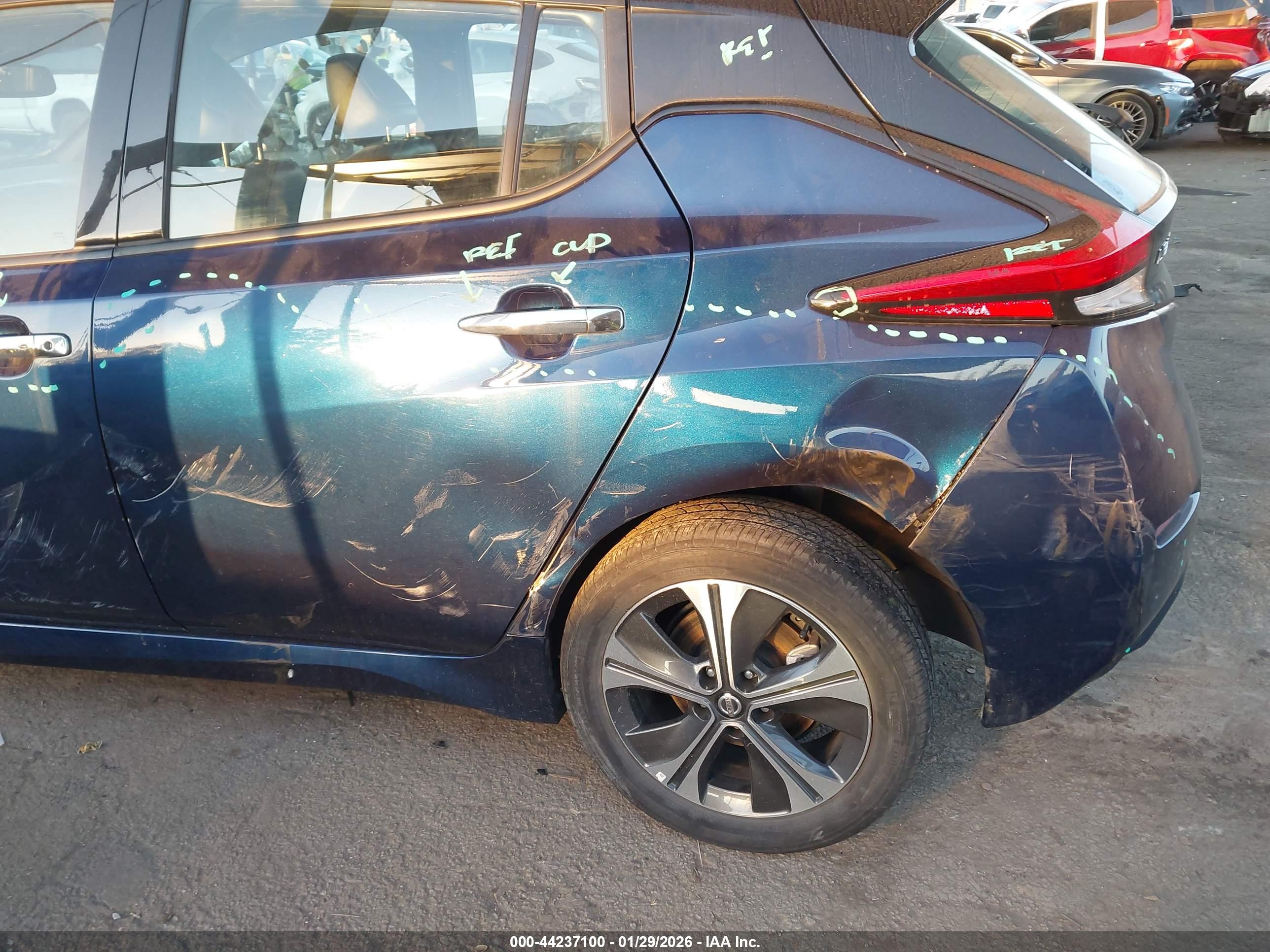NISSAN LEAF image 6