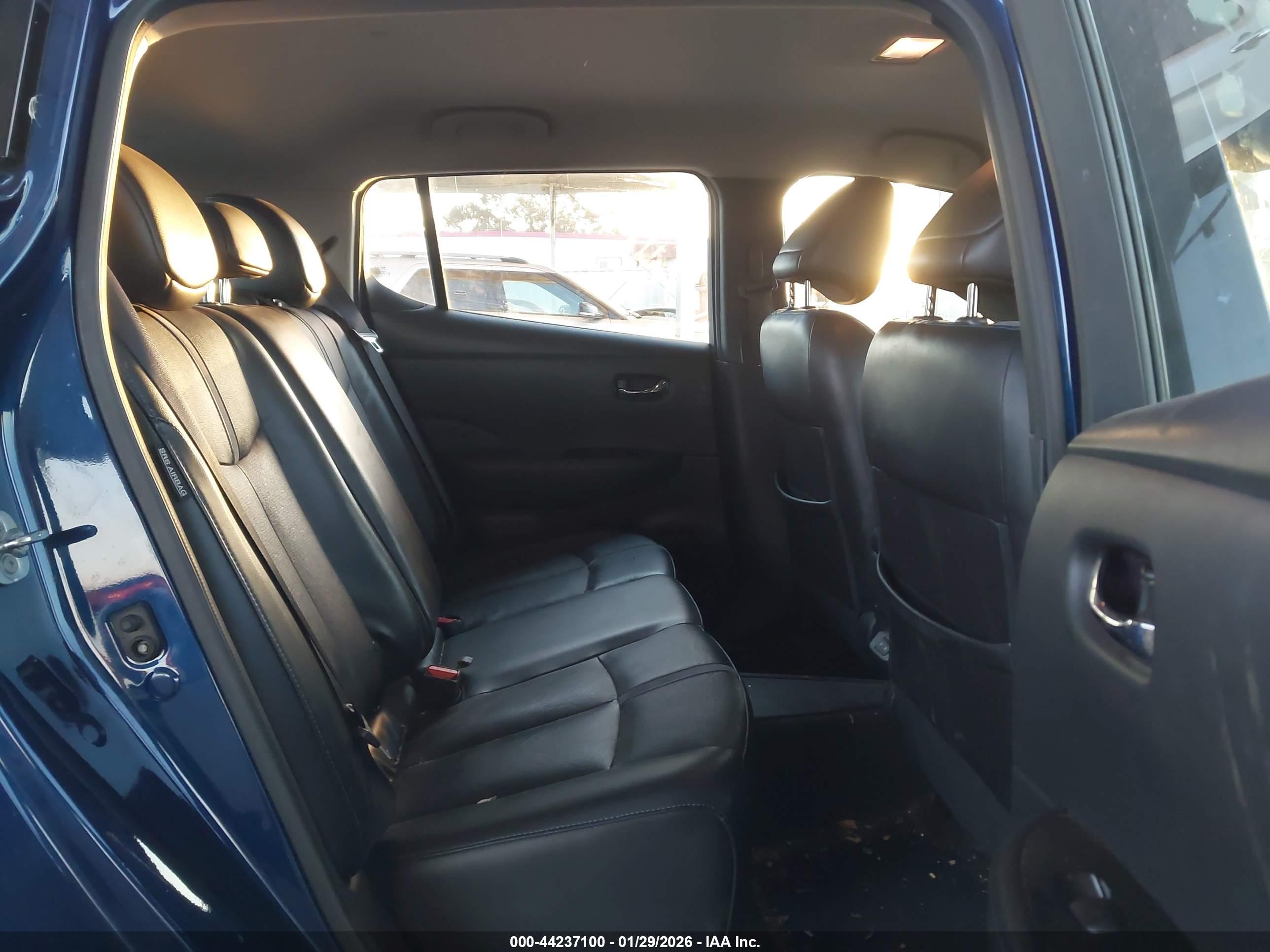 NISSAN LEAF image 8