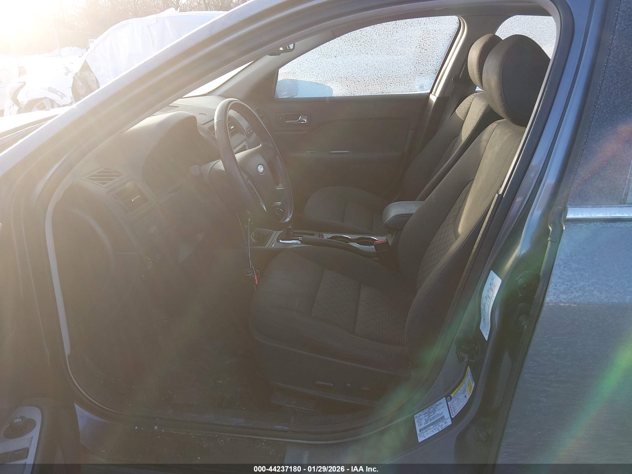 FORD FUSION image 5