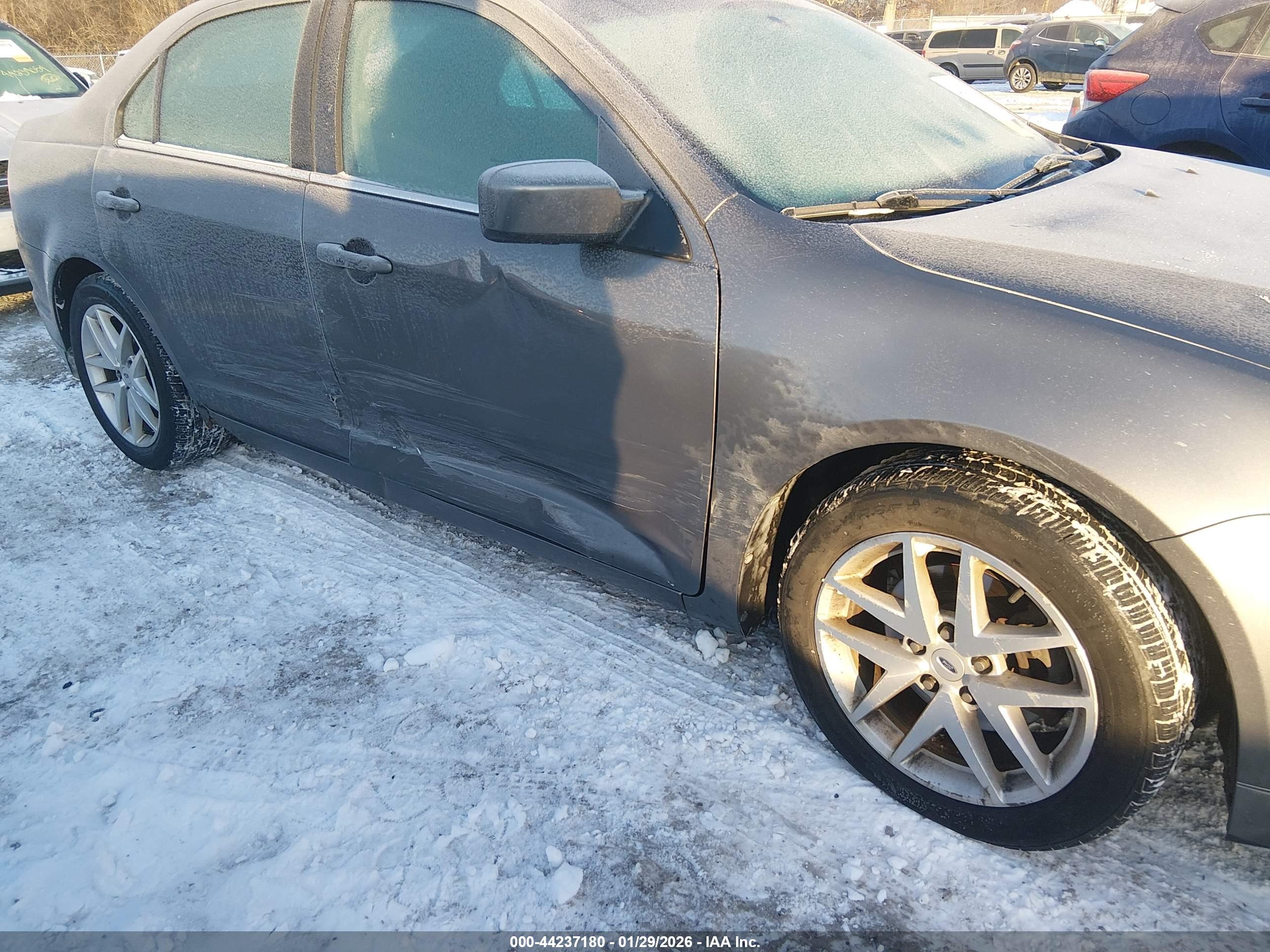 FORD FUSION image 6
