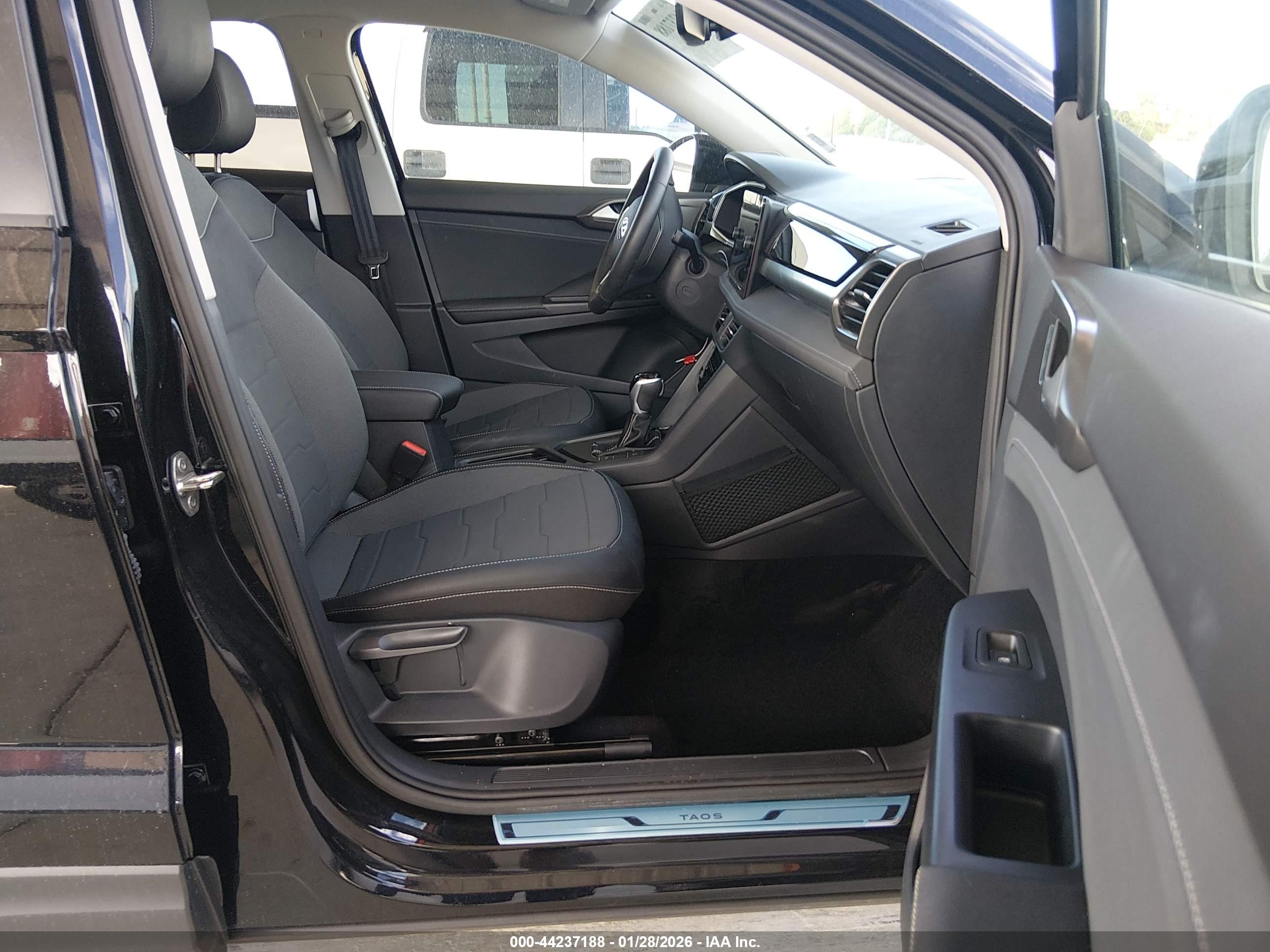 VOLKSWAGEN TAOS image 5