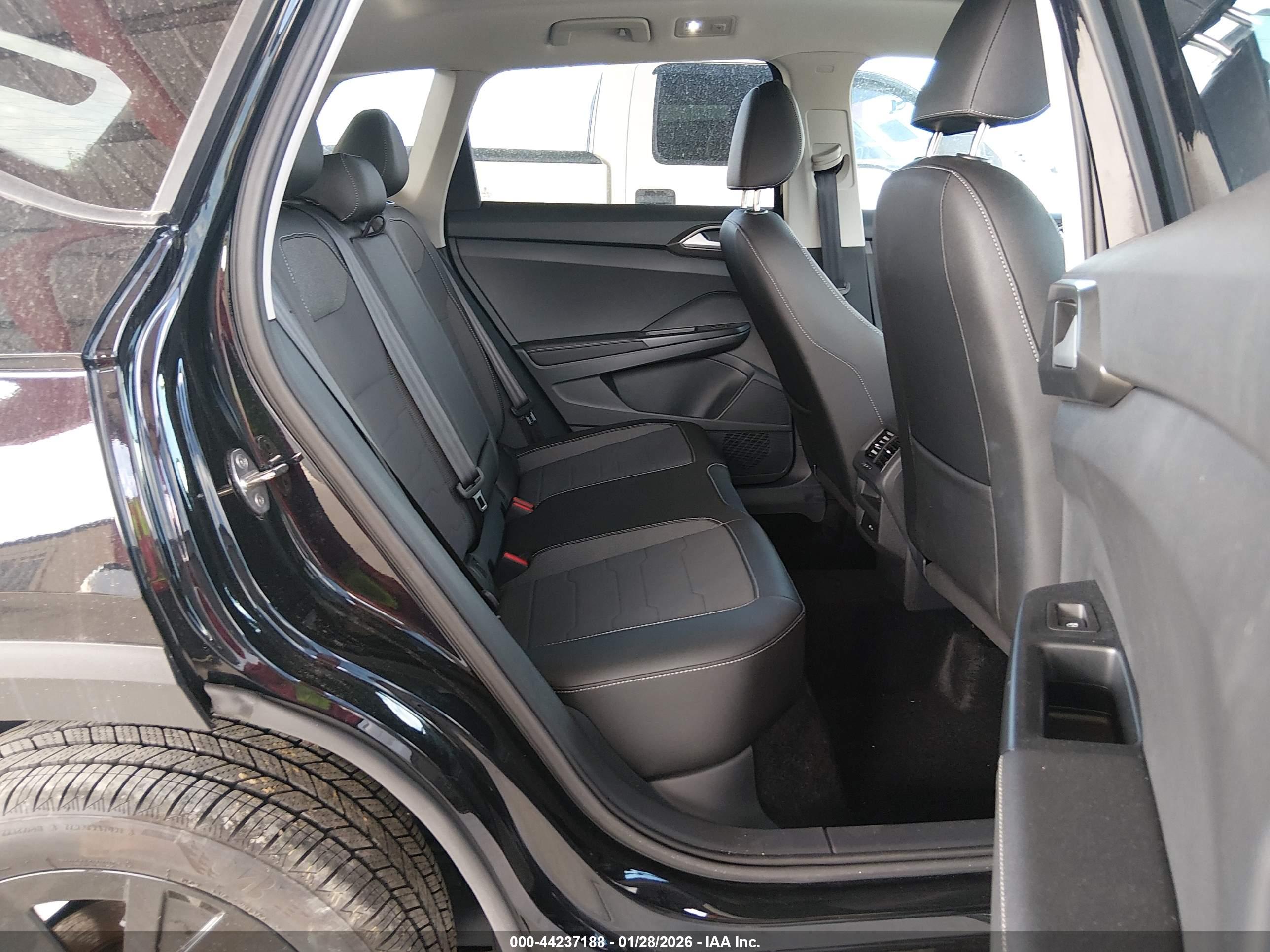 VOLKSWAGEN TAOS image 8