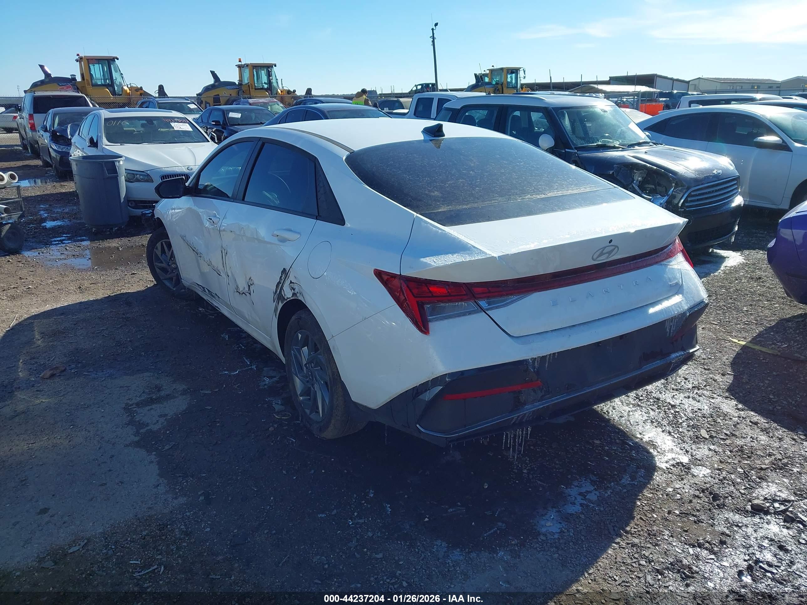 HYUNDAI ELANTRA image 3