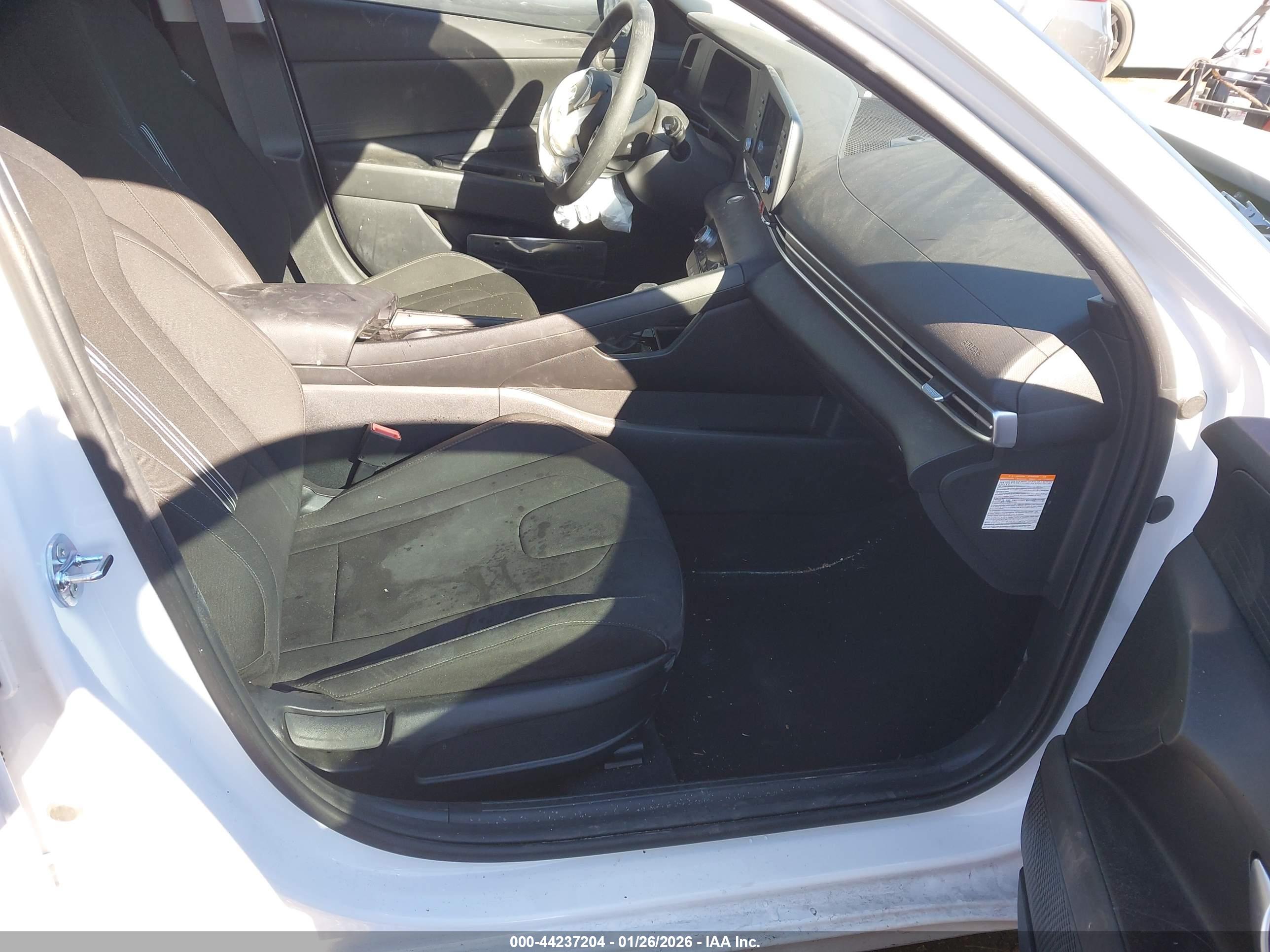 HYUNDAI ELANTRA image 5
