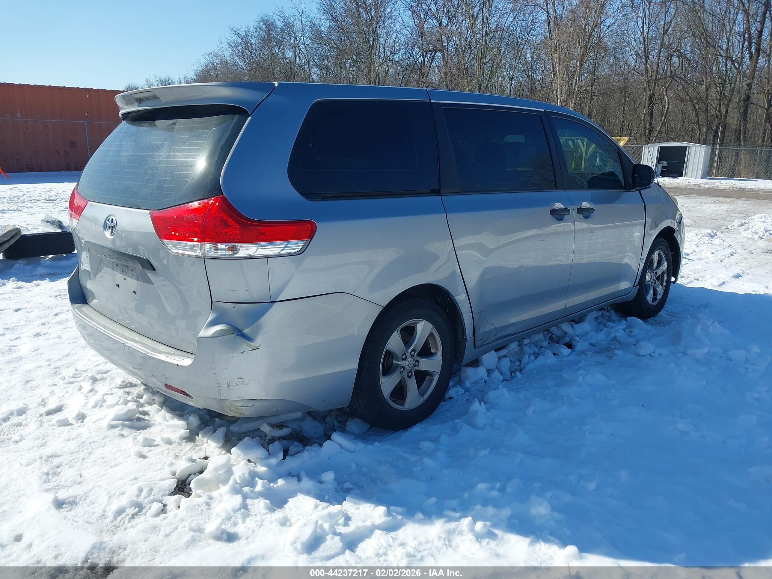 TOYOTA SIENNA image 4