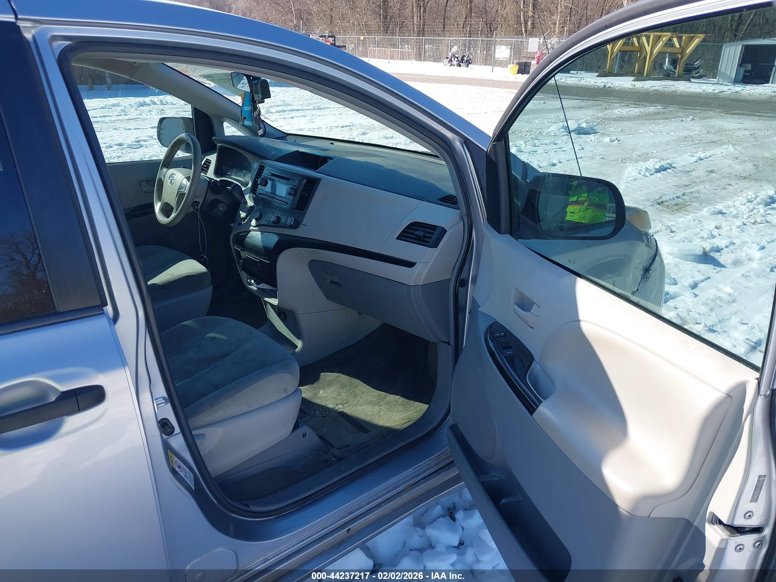 TOYOTA SIENNA image 5