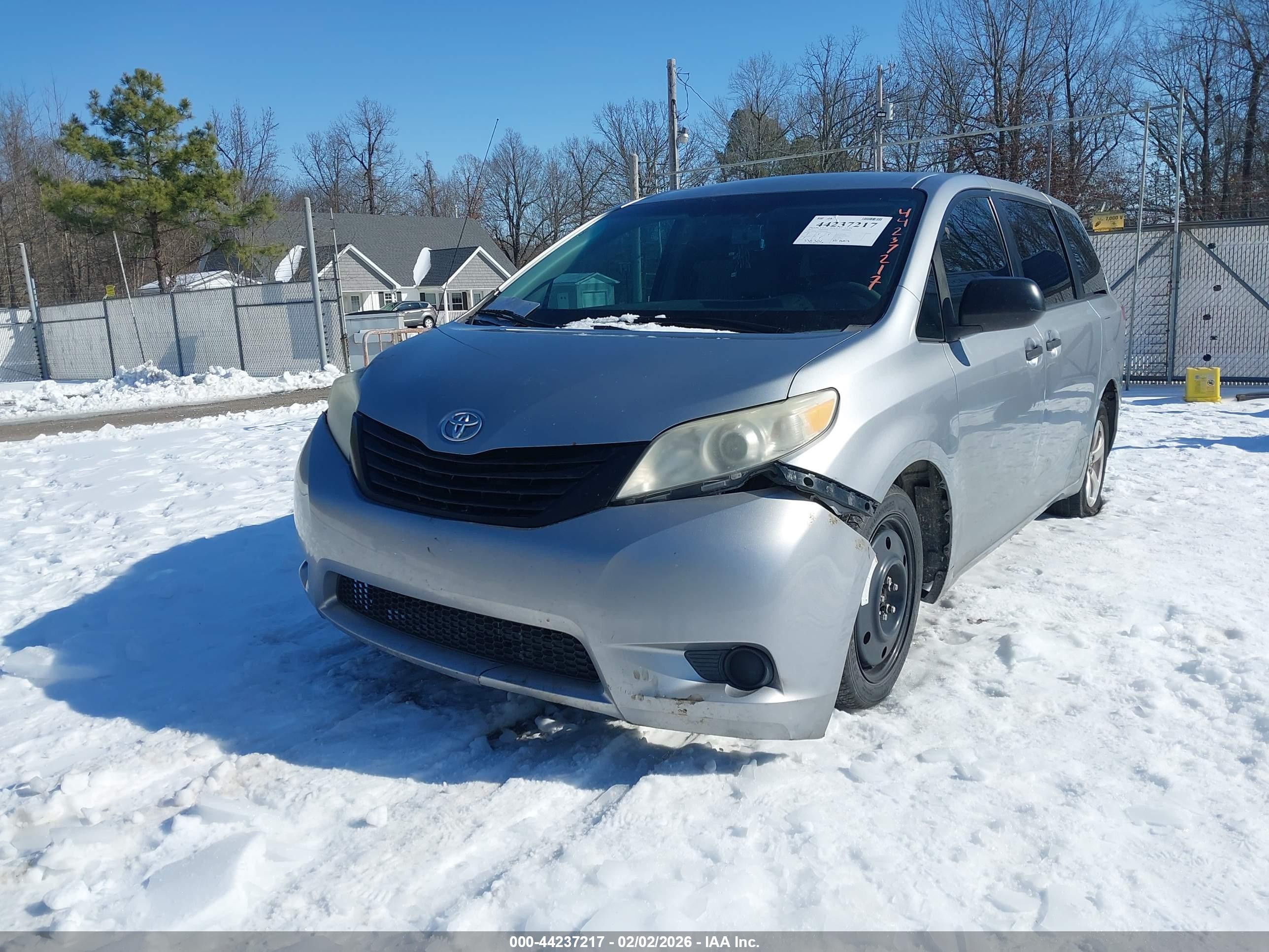 TOYOTA SIENNA image 6