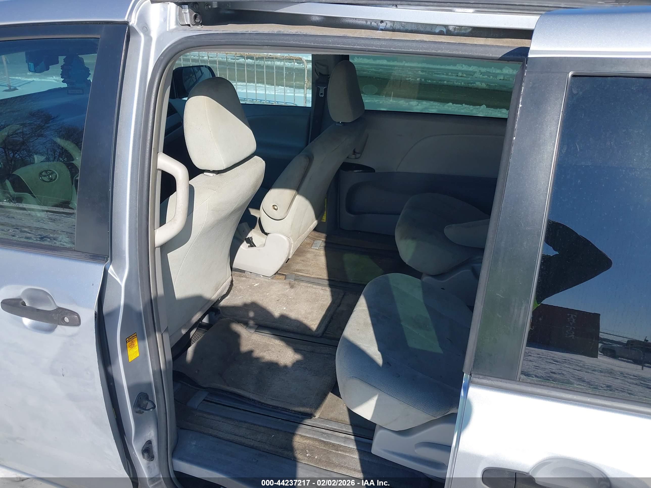 TOYOTA SIENNA image 8