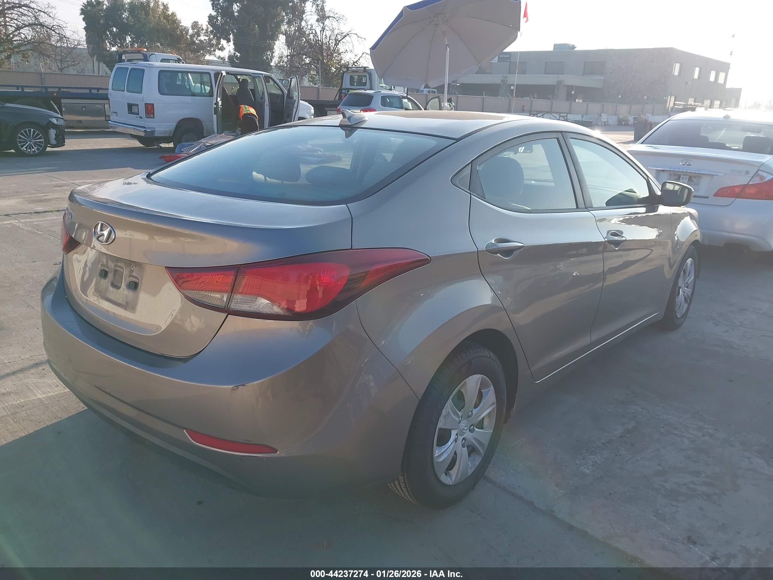 HYUNDAI ELANTRA image 4