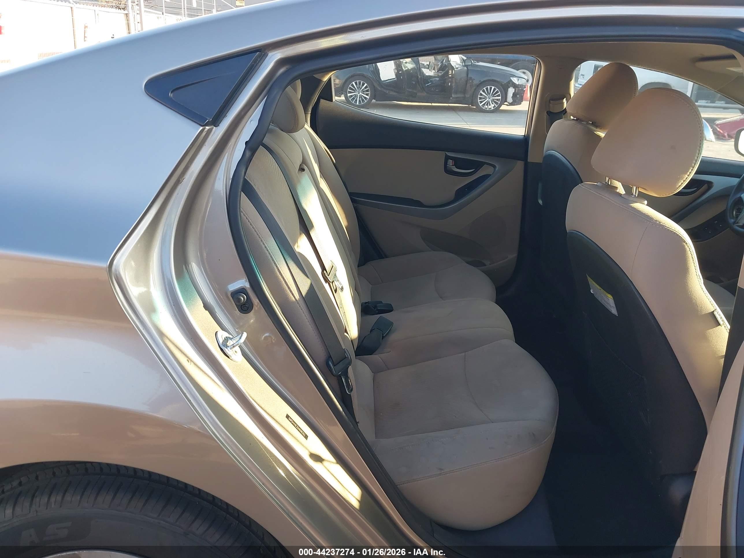 HYUNDAI ELANTRA image 8